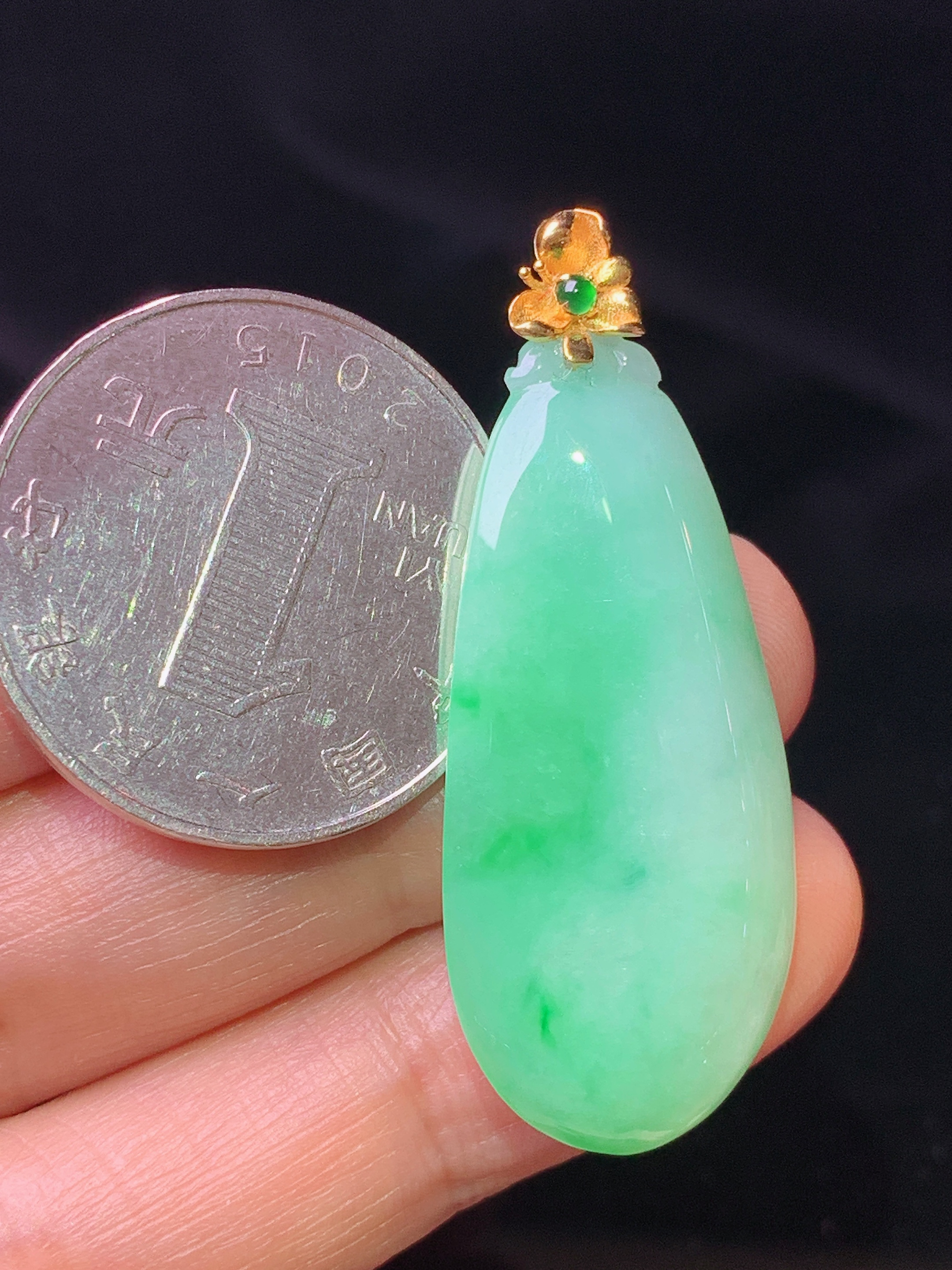 18k金镶嵌飘绿福瓜吊坠 玉质细腻 色泽艳丽 整体尺寸42.2*16.5*5.5j1