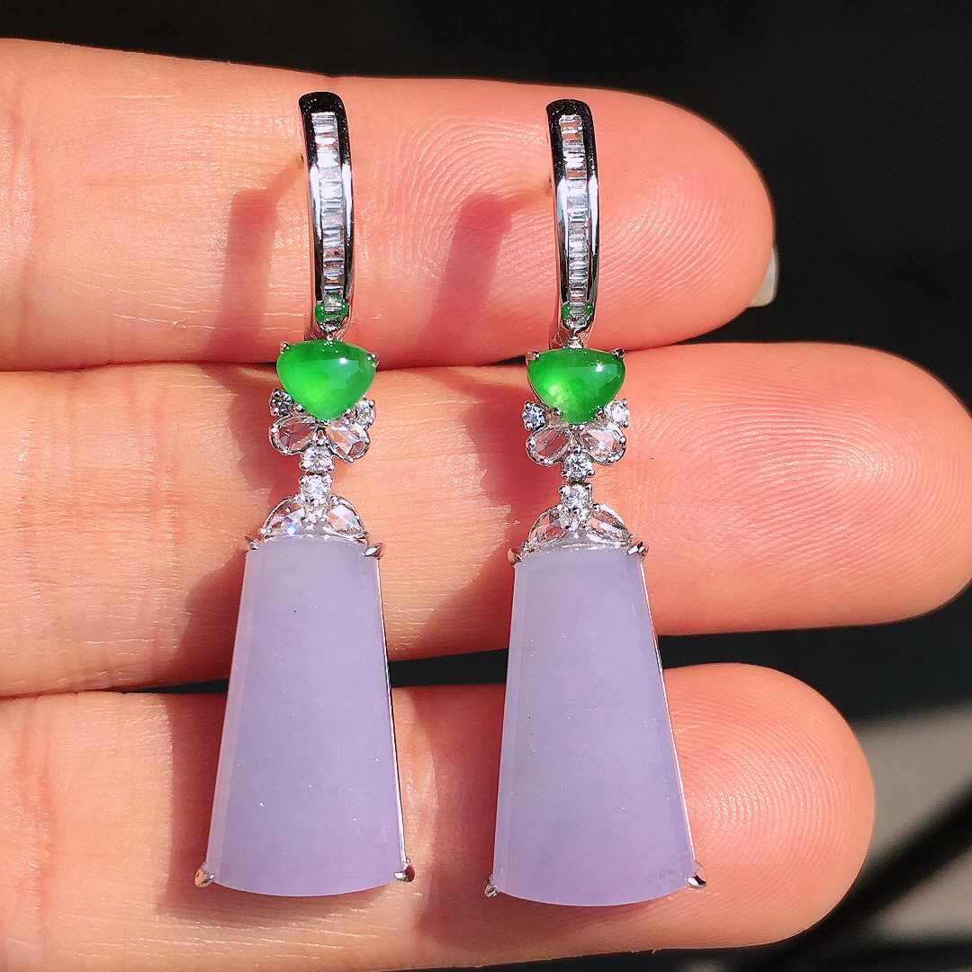 紫罗兰无事牌耳坠，色泽均匀艳丽，玉质细腻，荧光感超
强，饱满圆润，尽显优雅气质，18k
金豪华镶嵌