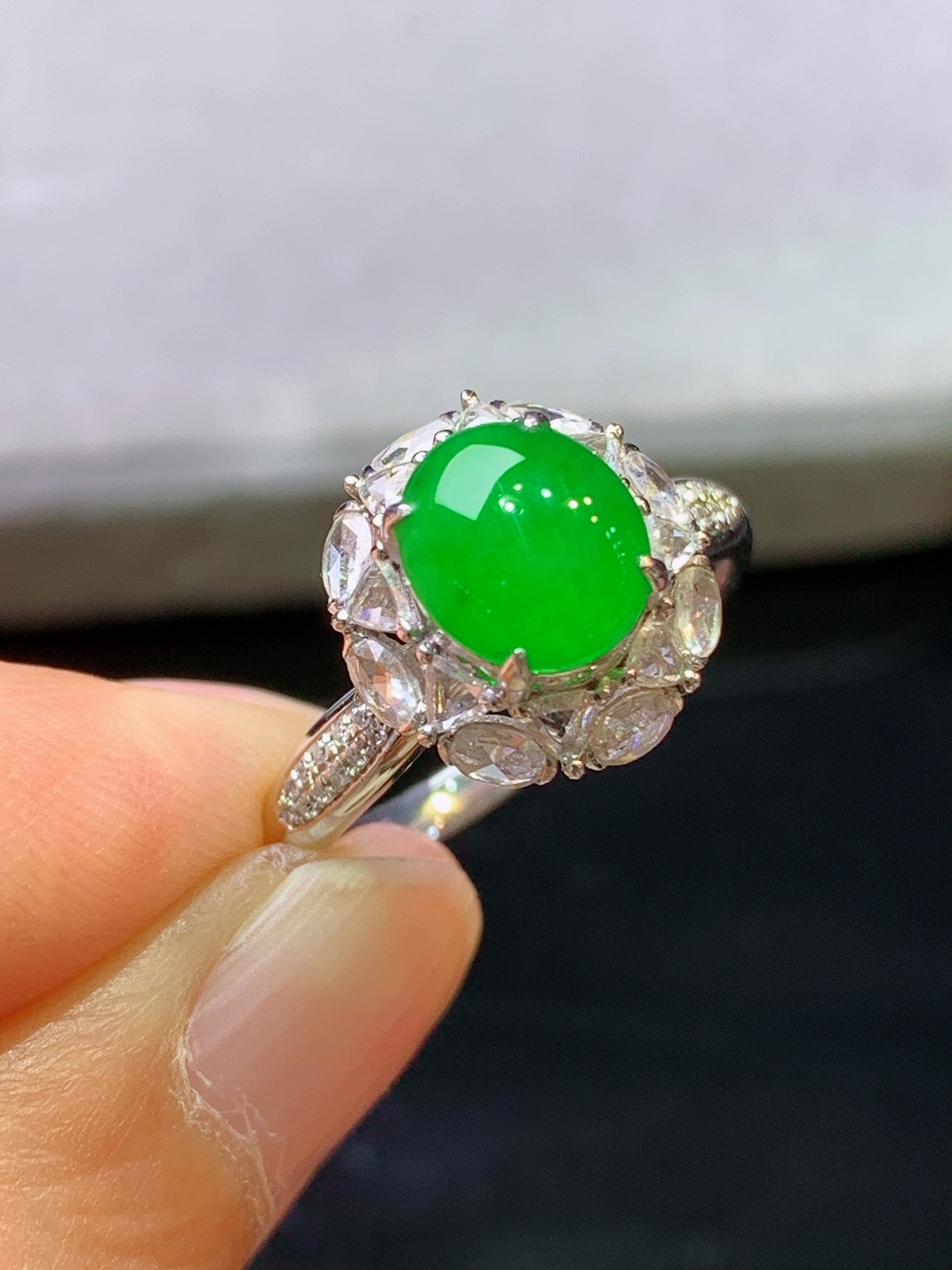 18k金钻镶嵌满绿蛋面戒指 玉质细腻 色泽艳丽清新 水润亮眼 圈口13.5 整体尺寸12.2*11.