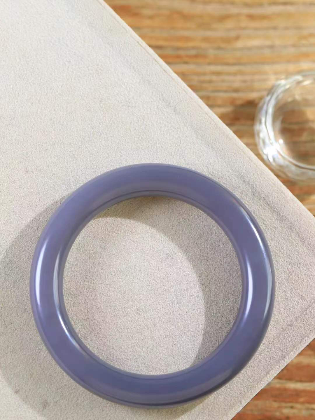 【玉佳人·手镯】

精品和田玉烟紫圆条手镯 ，玉质细腻油润，做工细致精美，端庄素雅，亭亭玉立，芊芊素手。芊芊素手，怎能忘镯？秀美圆条，更显婀娜。内径56mm 尺寸10.8-10.6mm重57克69381200T