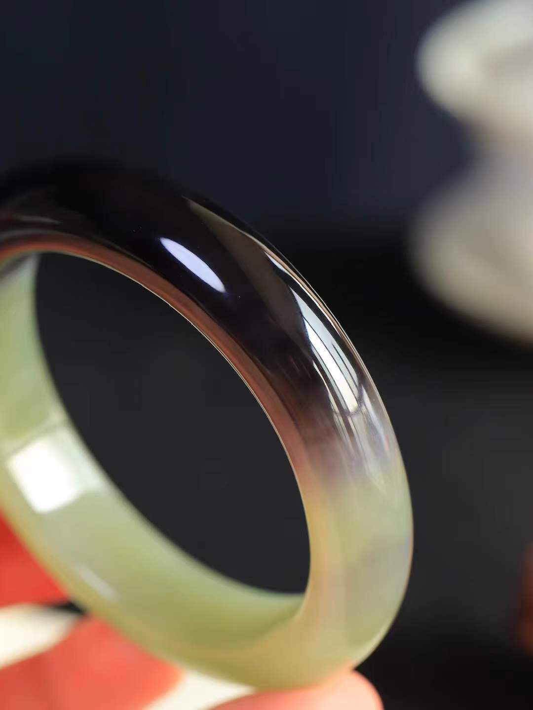 （一见倾心.手镯）

精品和田玉晴水烟紫双色手镯，玉质温润细腻 油性十足 手感舒适，高华雅逸，线条流畅，简约大气，美自天成，素雅高贵。佩戴于腕间，婉约之美，举手投足间透出那低调奢华。重78.8克 尺寸58.5-14.3-10.2mm17371230T