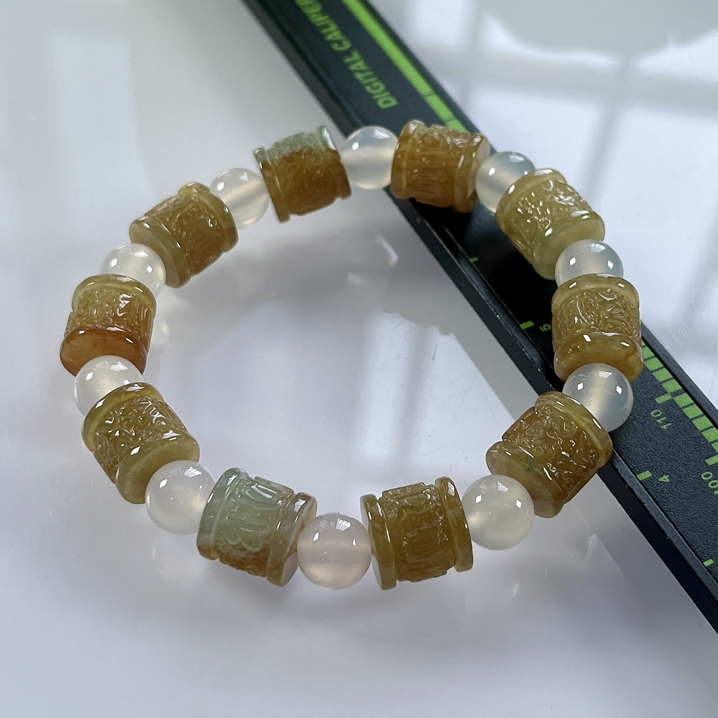缅甸天然翡翠A货，冰种起胶黄翡冰黄六字箴言路路通手串手链，尺寸取一：高10.5直径10mm/10颗，重量31.92g，白色珠为普通材质。