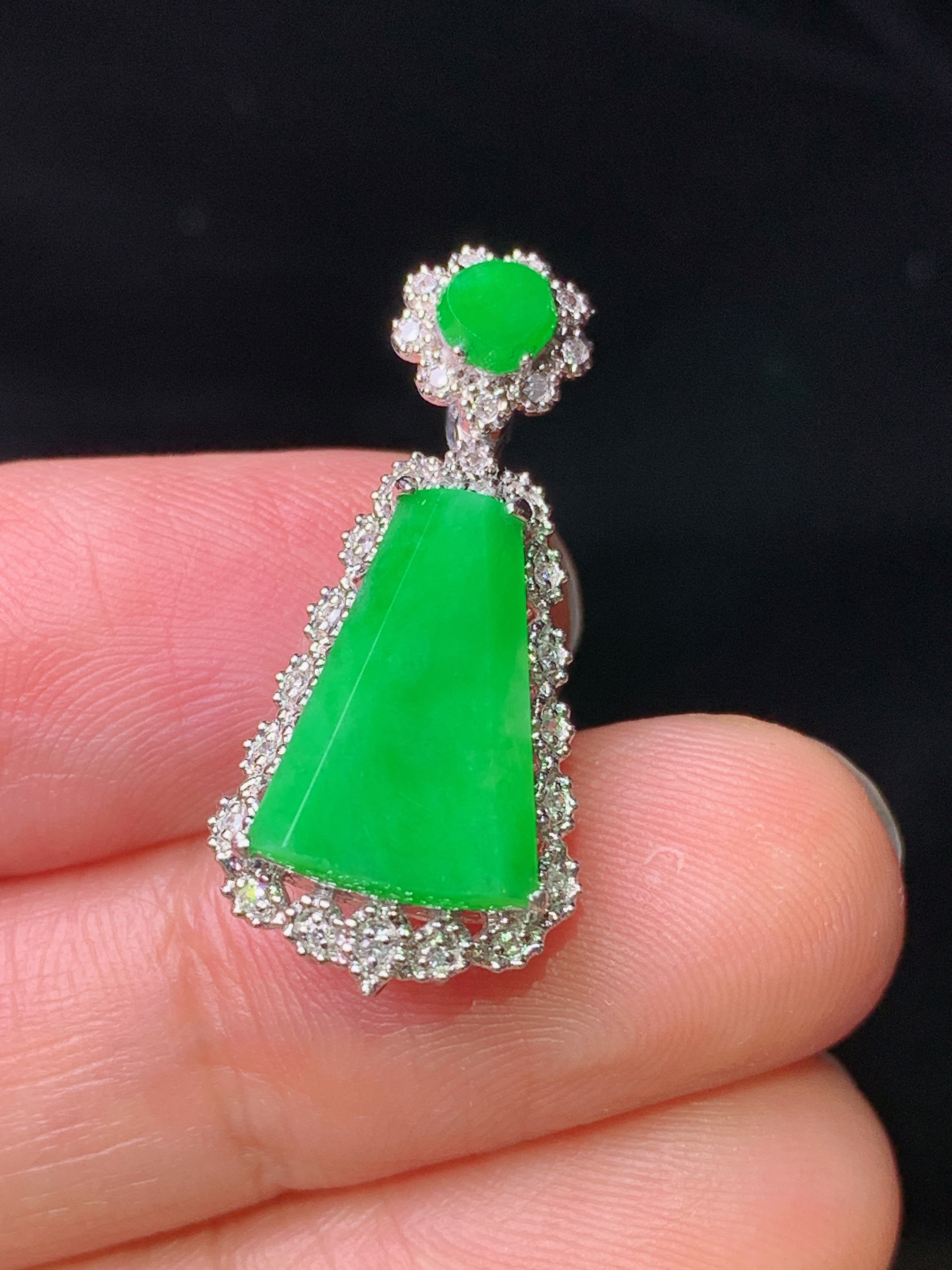 18k金钻镶嵌翠绿无事牌吊坠 玉质细腻 色泽艳丽 整体尺寸26.5*12.2*7x2