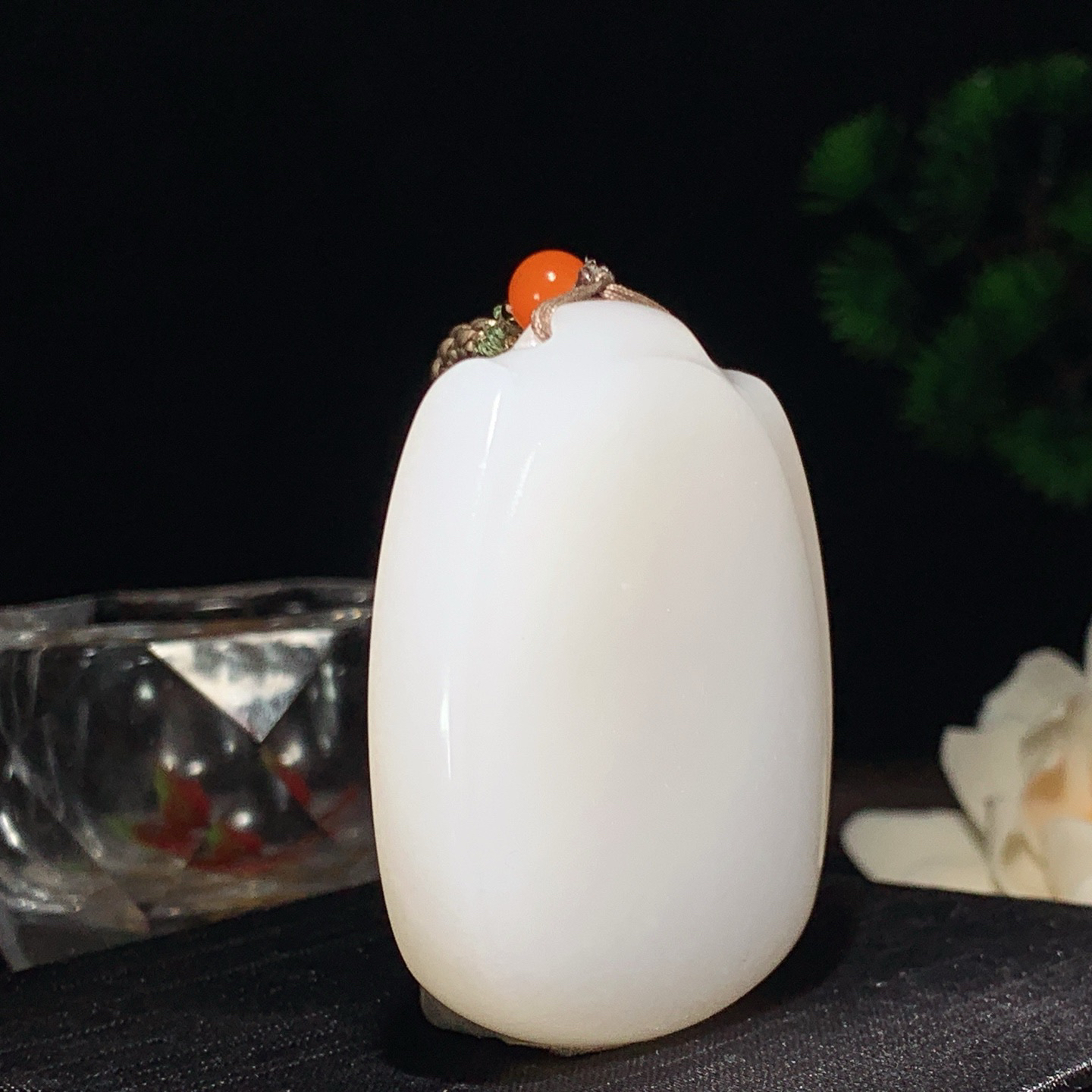 新疆和田玉羊脂白玉平安无事牌挂件。尺寸52/42/12重64克。玉质细腻油润。手推出油。佩戴高端典雅