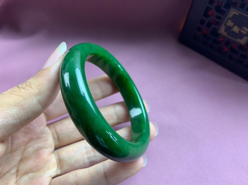 58.5圈口和田玉碧玉鲜菠菜绿手镯，老坑料，阳光下颜色鲜艳，细腻油润，无裂无杂，脂粉好，品质