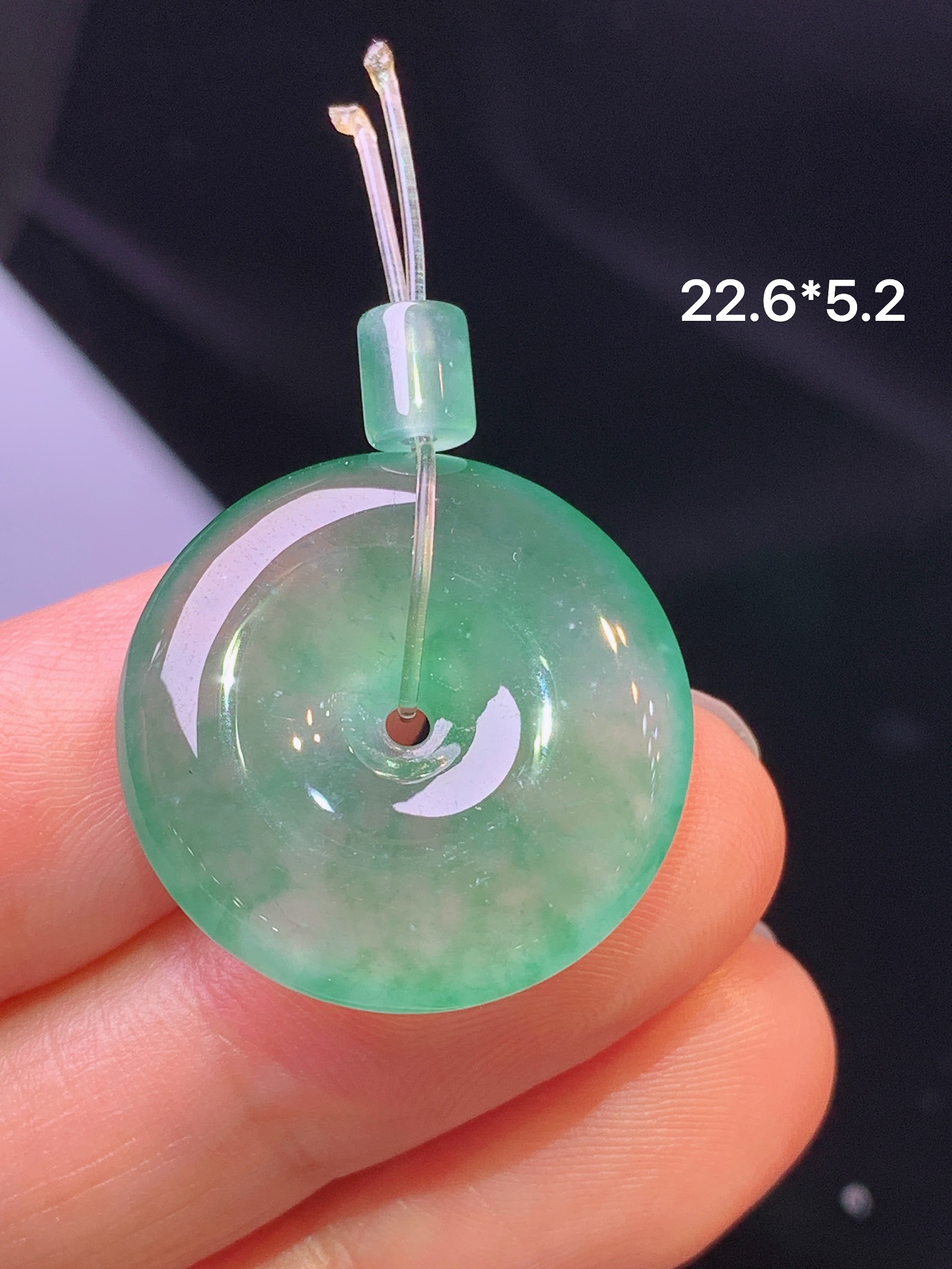 冰种飘绿平安扣吊坠 玉质细腻 色泽艳丽 整体尺寸22.6*5.2c1