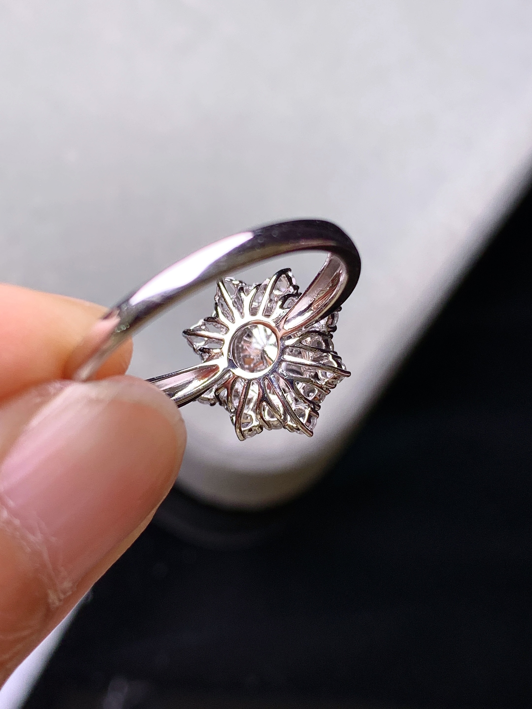 18k金钻镶嵌冰种蛋面戒指 玉质细腻 色泽艳丽清新 水润亮眼 圈口14 整体尺寸13*12.2*7.6m3