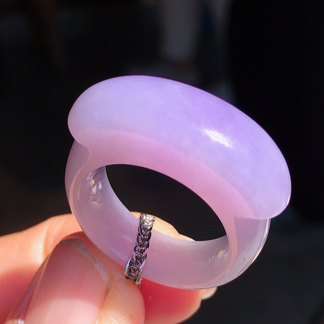 紫罗兰板指，色泽均匀艳丽，玉质细腻，荧光感超
强，饱满圆润，尽显优雅气质，