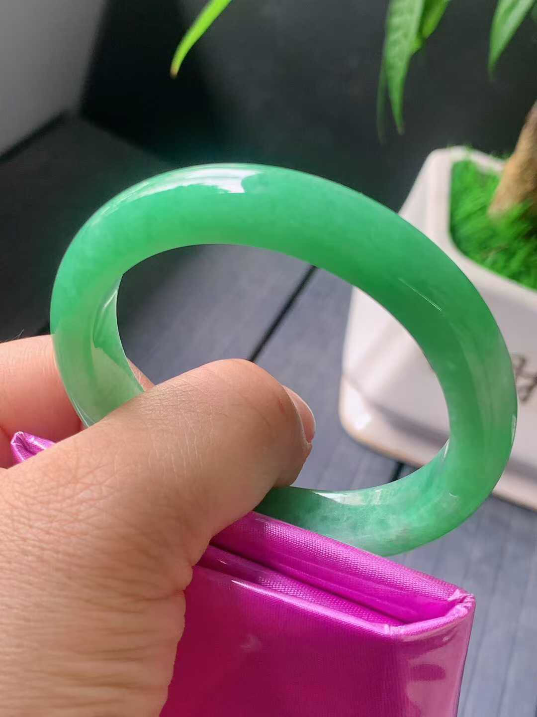 【翡翠名称】老坑种冰绿52.5正圈口手镯
【翡翠尺寸】52.5/11.2/8mm适合51.5-54正圈口佩戴
【翡翠描述】宝贝种老水足，玉质细腻，色泽靓丽，性价比高，佩戴效果好！
【其它赠送】权威证书/精美挂绳盒子/支持全国复检