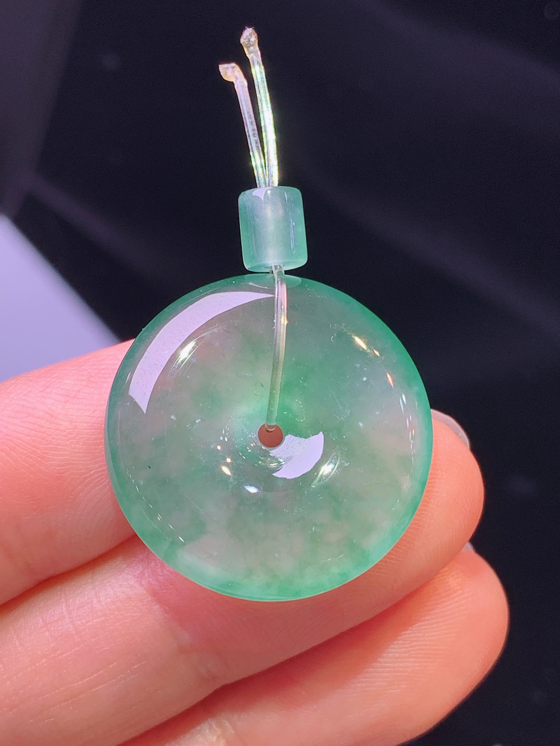 冰种飘绿平安扣吊坠 玉质细腻 色泽艳丽 整体尺寸22.6*5.2c1