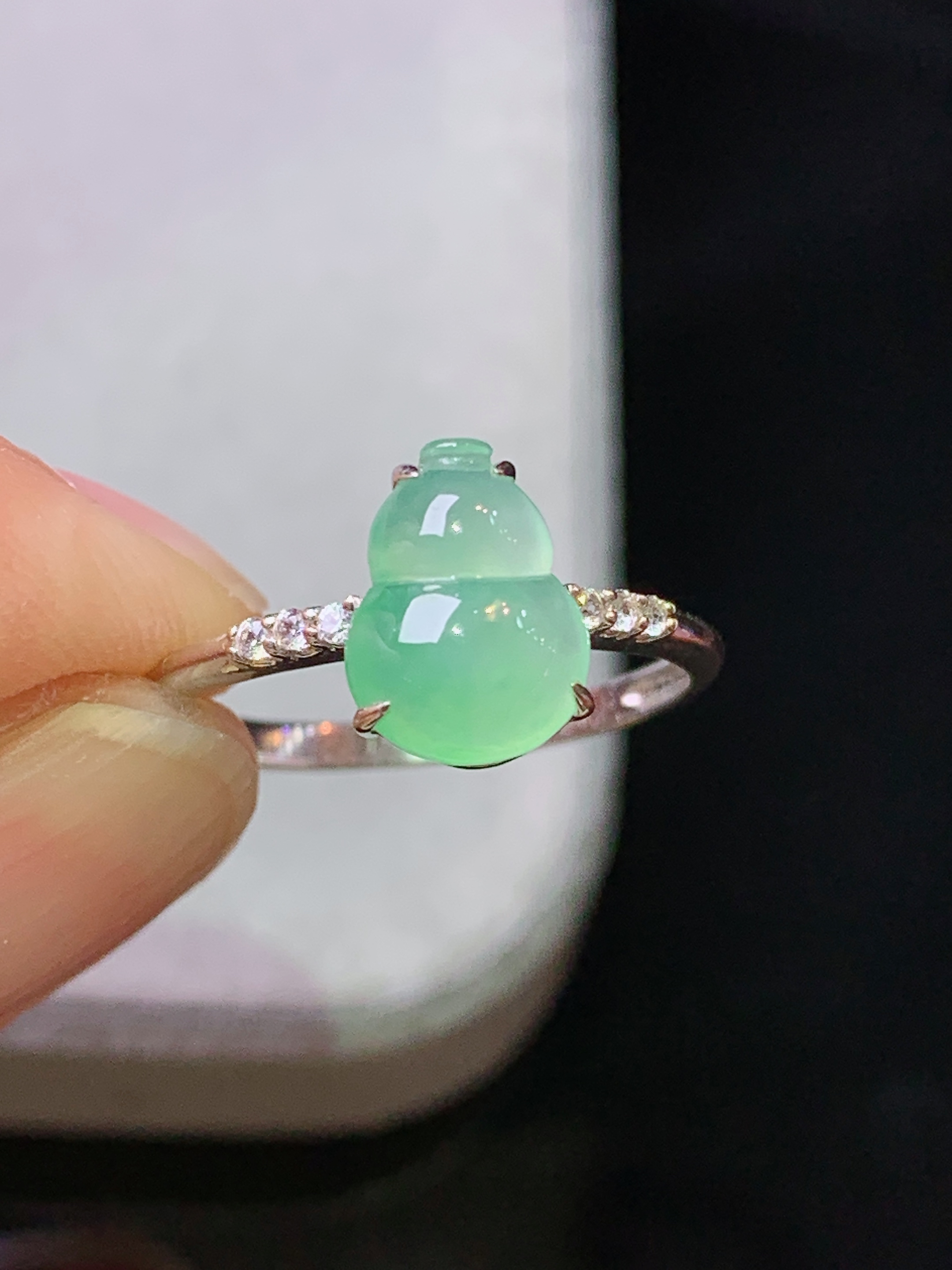 18k金钻镶嵌浅绿葫芦戒指 玉质细腻 色泽艳丽 圈口15 整体尺寸9*6.8*3c1