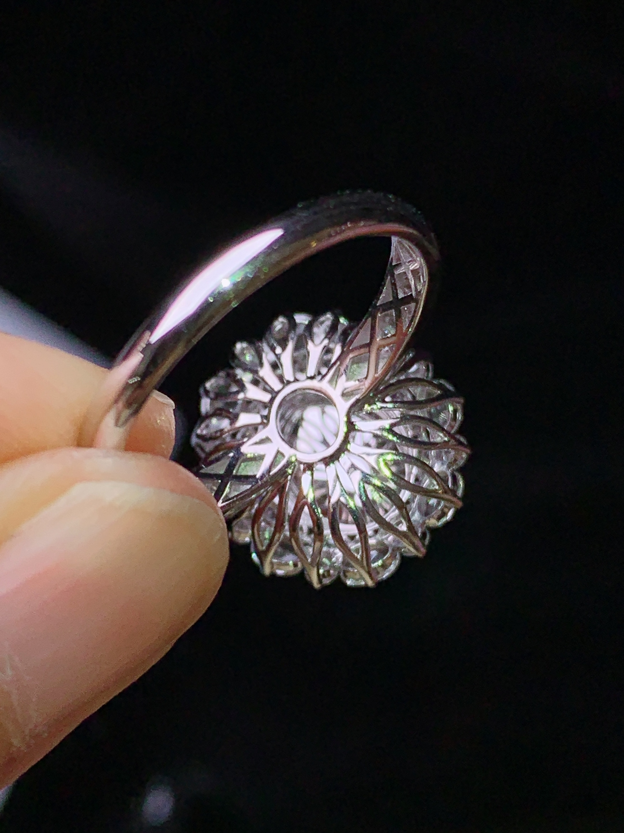 18k金钻镶嵌满绿蛋面戒指 玉质细腻 色泽艳丽清新 水润亮眼 圈口15 整体尺寸15.8*14.8*10m3