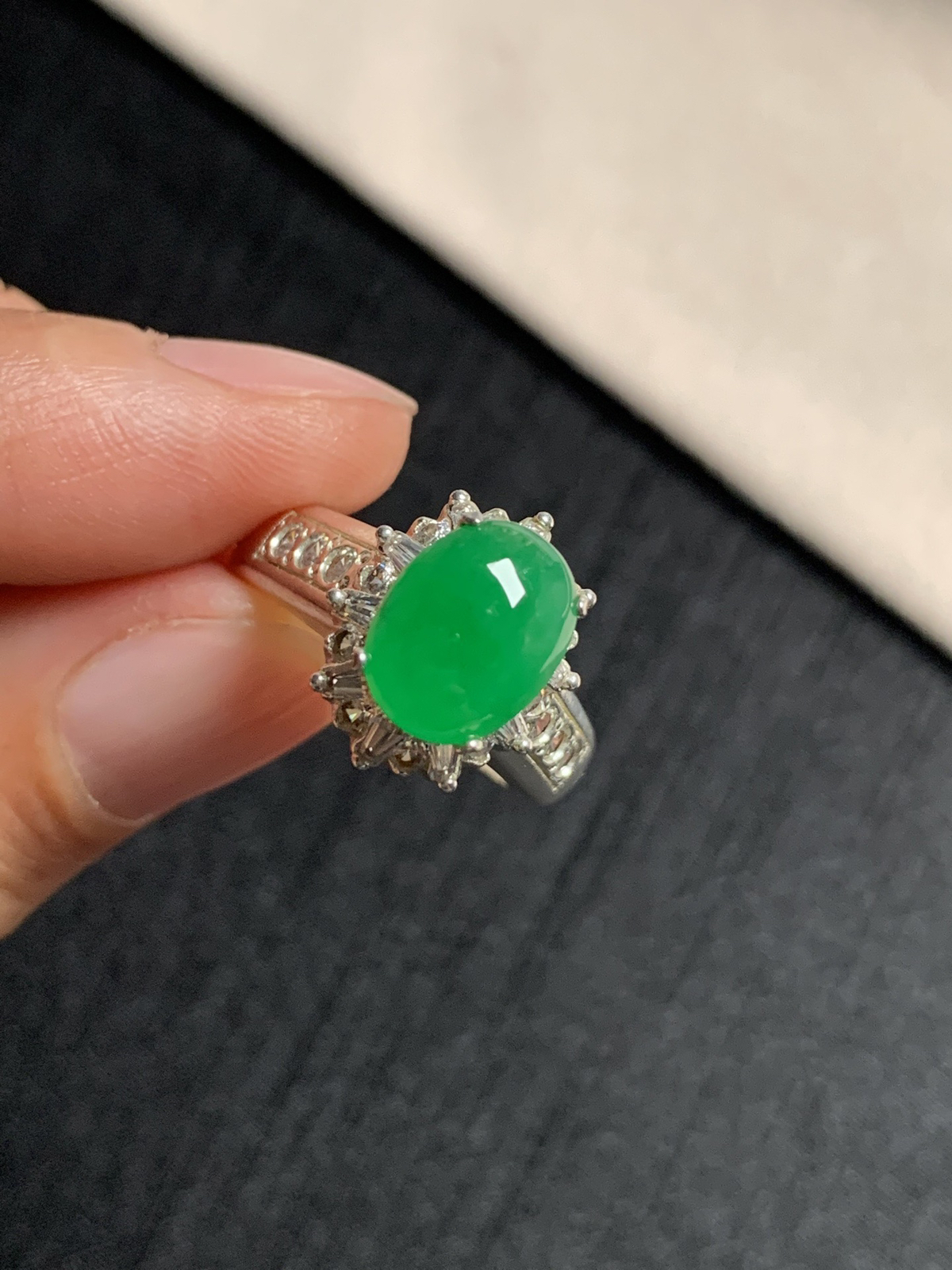 冰阳绿戒面
种好色好品相好，色泽艳丽纯正，质地细腻水灵