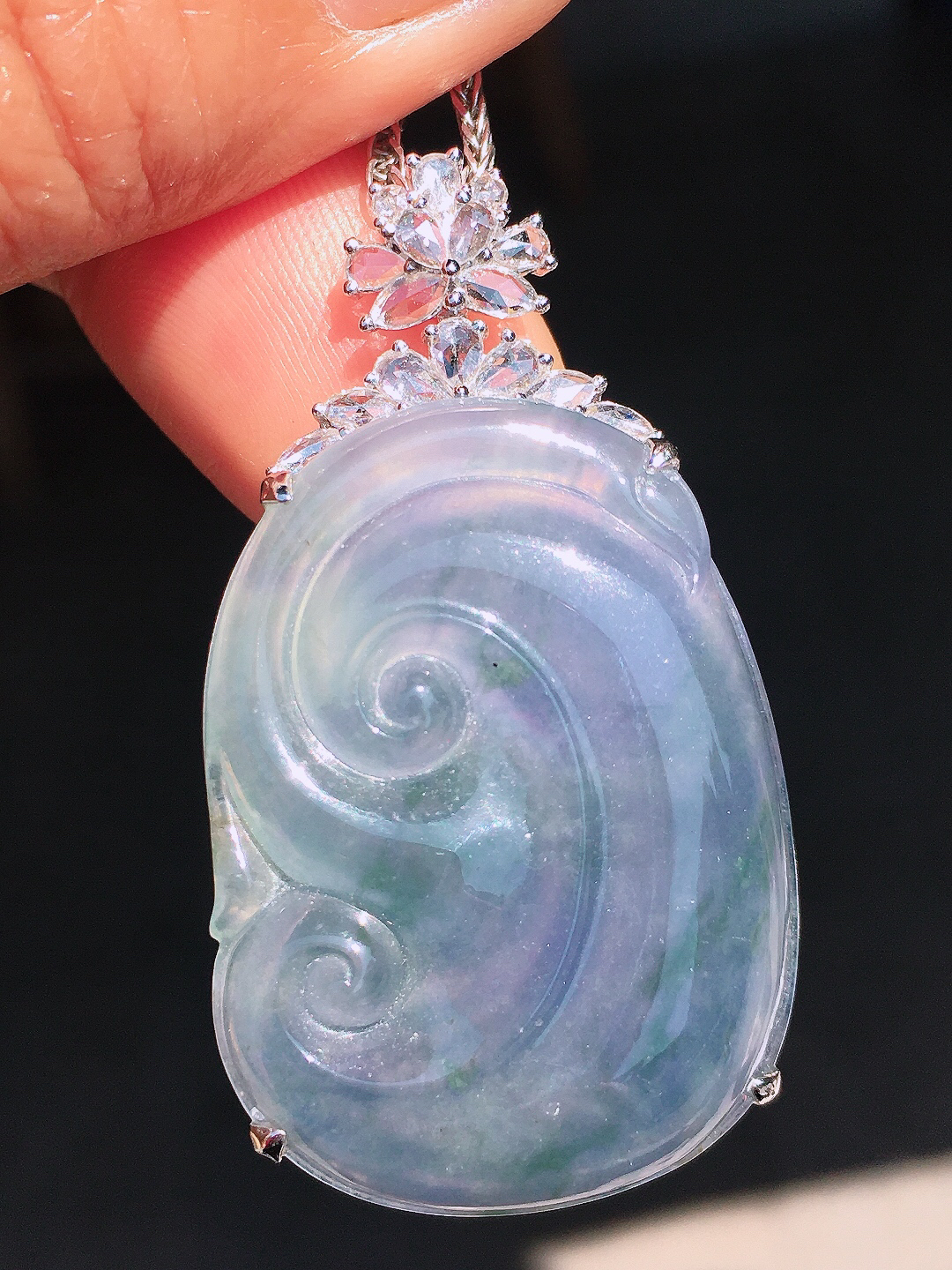 冰紫罗兰如意吊坠，色泽均匀艳丽，玉质细腻，荧光感超
强，饱满圆润，尽显优雅气质，18k
金豪华镶嵌