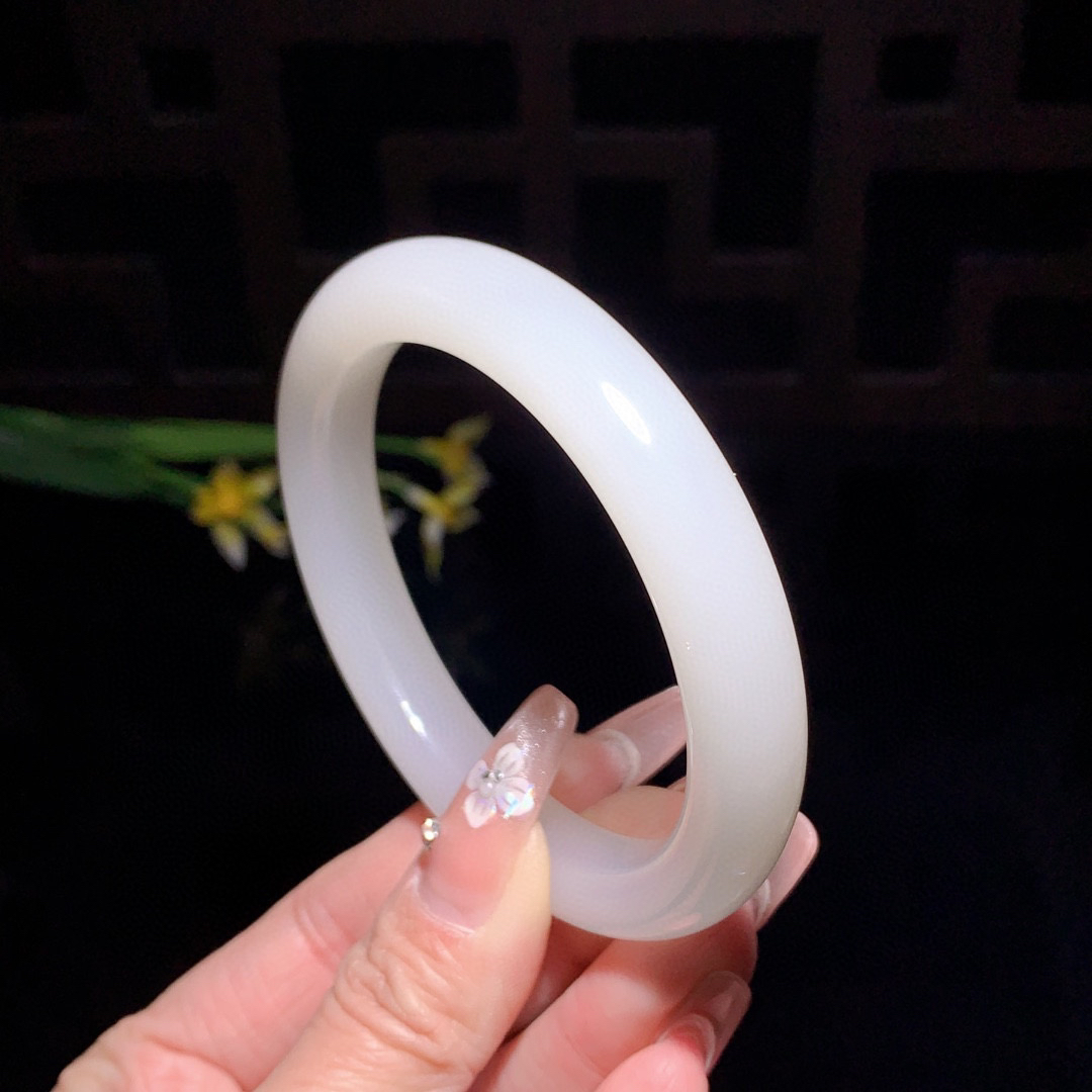 和田玉59.5圈口羊脂白手镯！玉质细腻油润 底色纯净 无裂无杂 脂粉好，品质好！