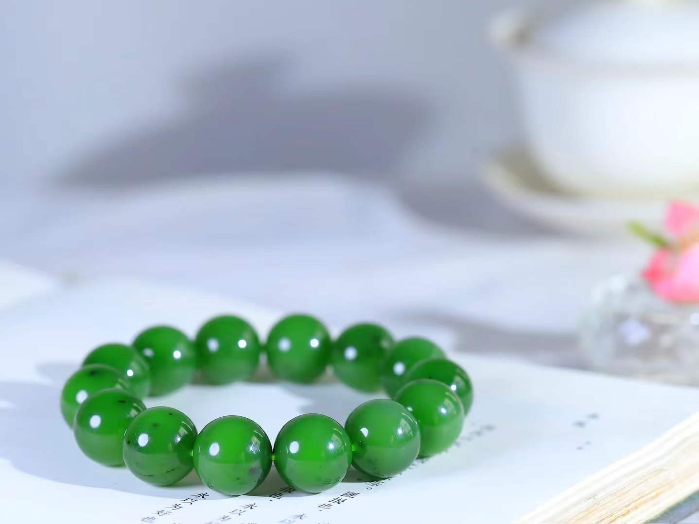 【珠圆玉润.手串】

精品和田玉碧玉珠圆玉润手串 玉质温润细腻  整串打磨圆润，佩戴舒适。珠珠落玉盘