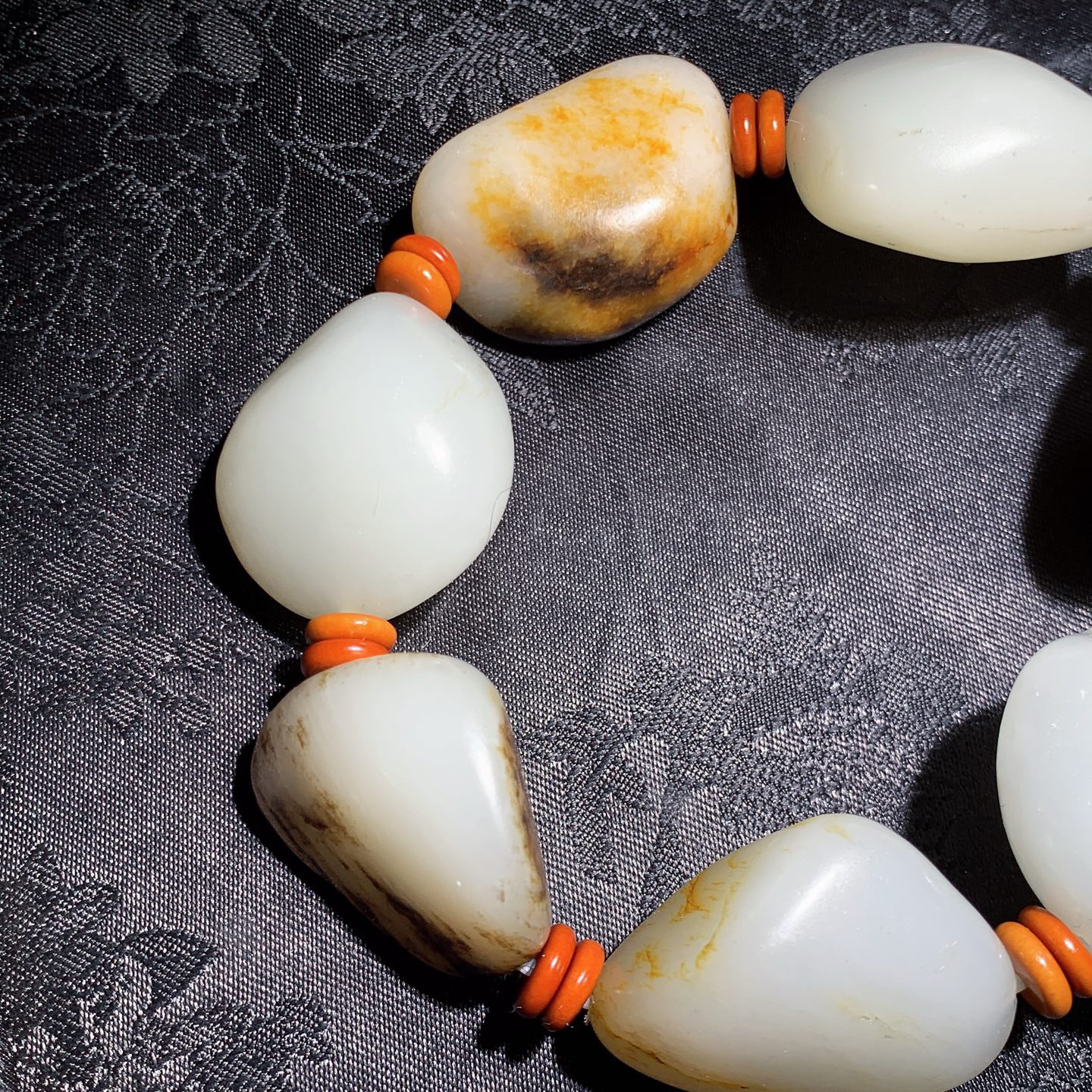 新疆和田玉白玉籽料手串 单颗尺寸32/26/18重146.8克。玉质细腻油润。手推出油。品相大气 lt260313