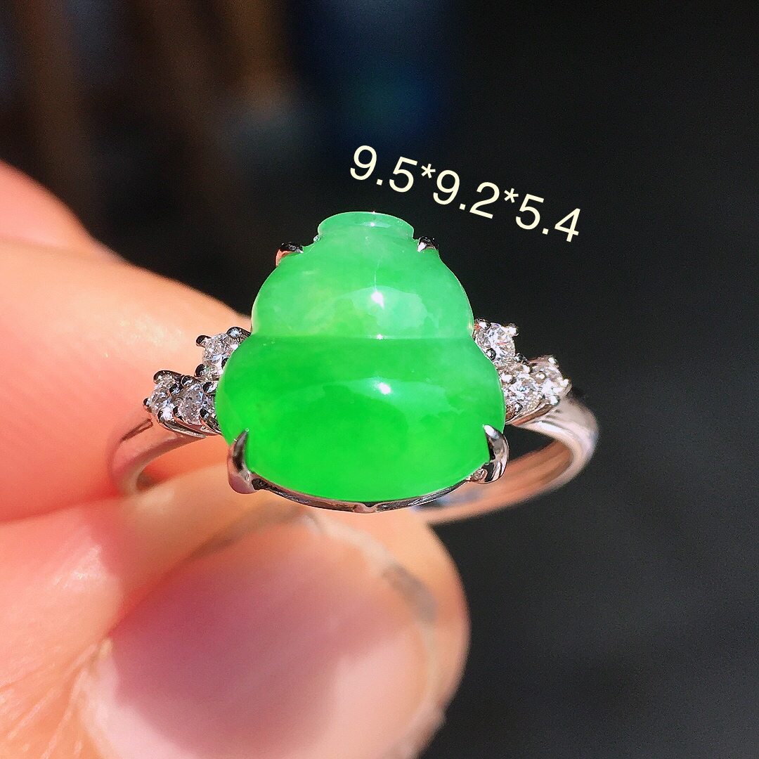 阳绿葫芦戒指，色泽均匀艳丽，玉质细腻，荧光感超
强，饱满圆润，尽显优雅气质，18k
金豪华镶嵌