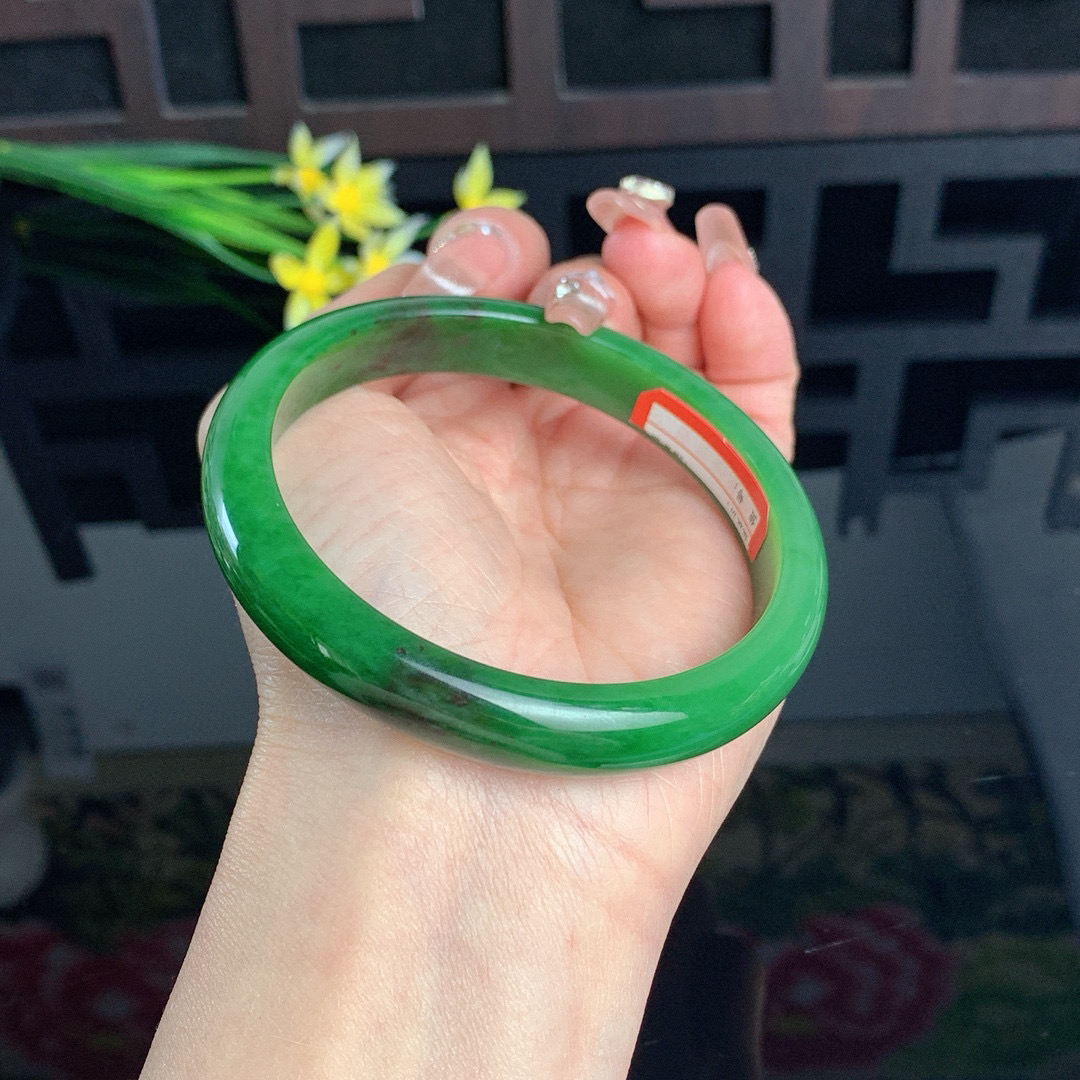 和田玉64圈口阳绿色碧玉手镯！红皮料，玉质细腻油润 底色纯净 无裂无棉 脂粉好，品质高。