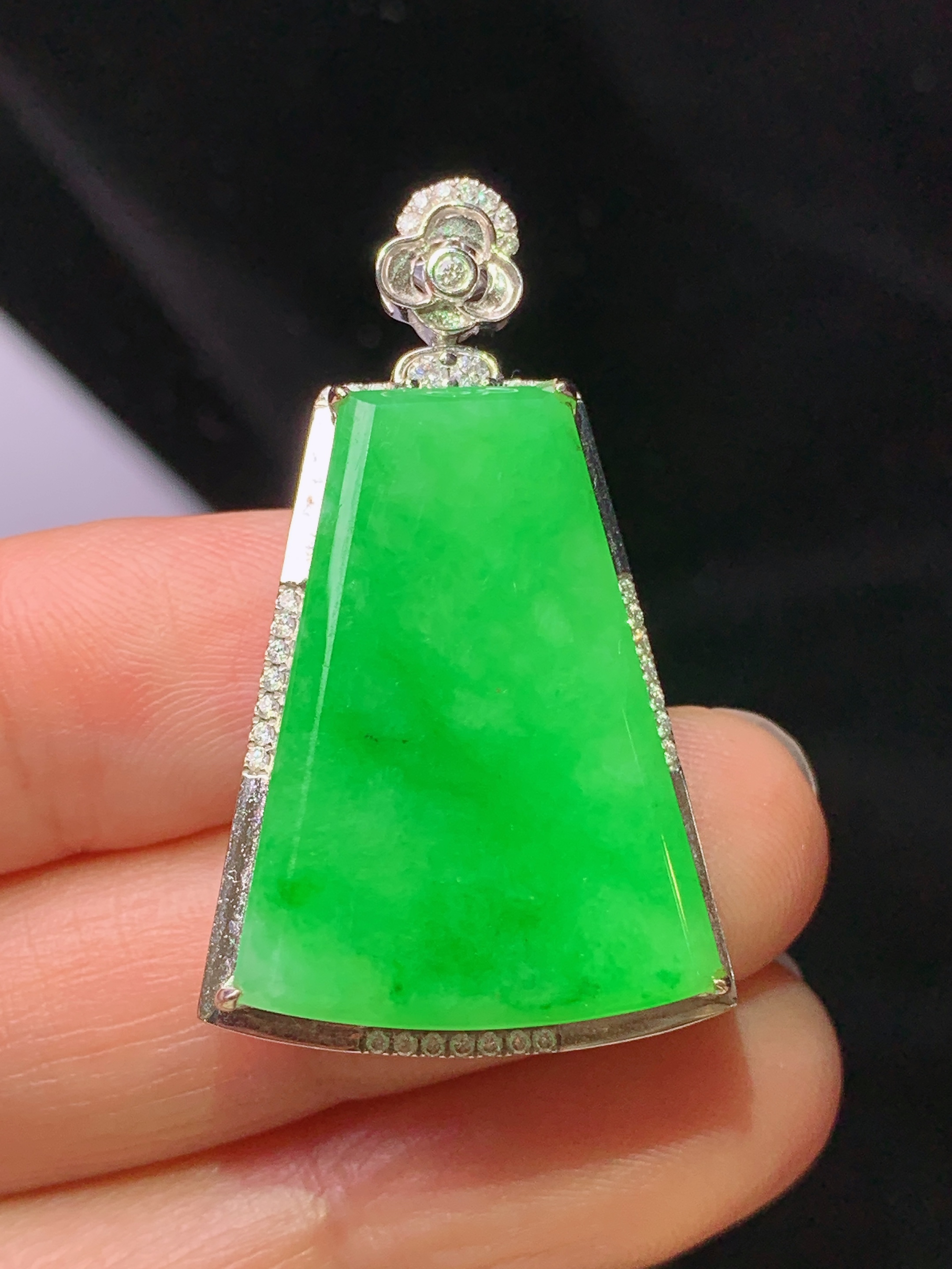 18k金钻镶嵌翠绿无事牌吊坠 玉质细腻 色泽艳丽清新 水润亮眼 整体尺寸36.5*21.8*7.5g1