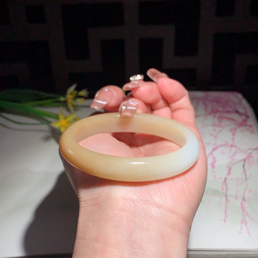 和田玉52圈口且末糖贵妃手镯！内径长/宽56.9/46.51玉质细腻油润 底色纯净 无裂无杂 脂粉好，品质高。