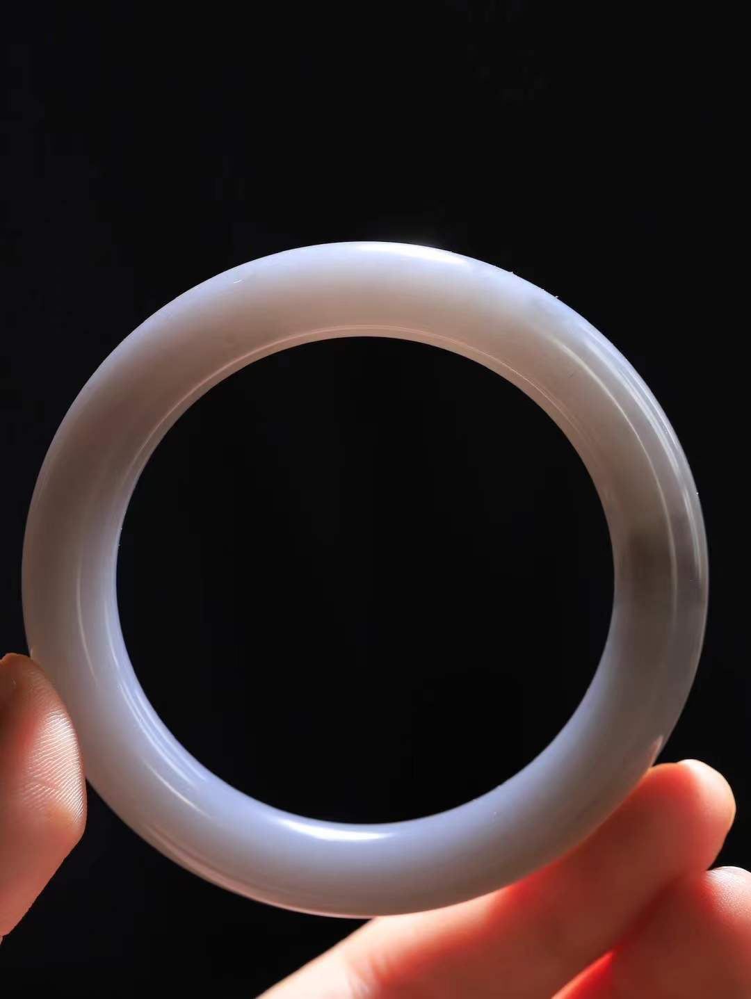 【玉佳人·手镯】

精品和田玉烟紫圆条手镯 ，玉质细腻油润，做工细致精美，端庄素雅，亭亭玉立，芊芊素手。芊芊素手，怎能忘镯？秀美圆条，更显婀娜。内径56mm 尺寸10.8-10.6mm重57克69381200T