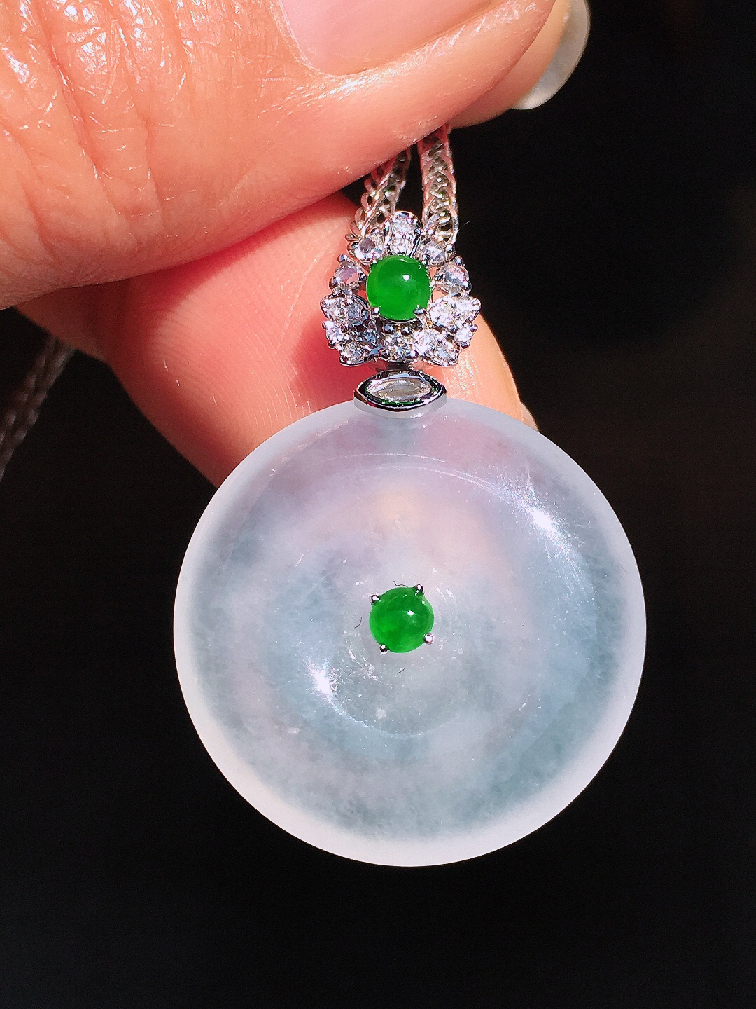 冰种平安扣吊坠，玉质细腻，荧光感超
强，饱满圆润，尽显优雅气质，18k
金豪华镶嵌