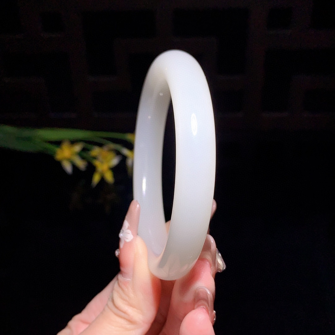 和田玉59.5圈口羊脂白手镯！玉质细腻油润 底色纯净 无裂无杂 脂粉好，品质好！