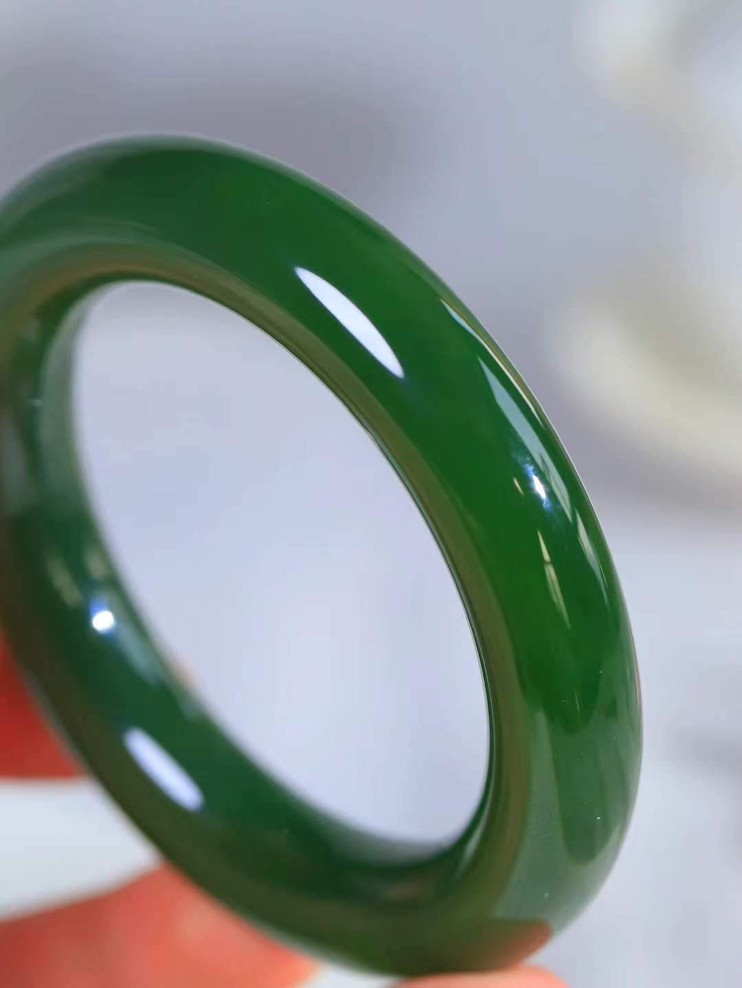 【悠悠芳华.镯】

收藏传家级臻品️和田玉碧玉圆条手镯 玉质温润 青葱岁月，尽收腕中，婉转流畅，凝岁月悠长。盈一眸恬淡，挽一抹绿意。重80.8克 内径53.5mm尺寸12.7-12.7mm56371213T