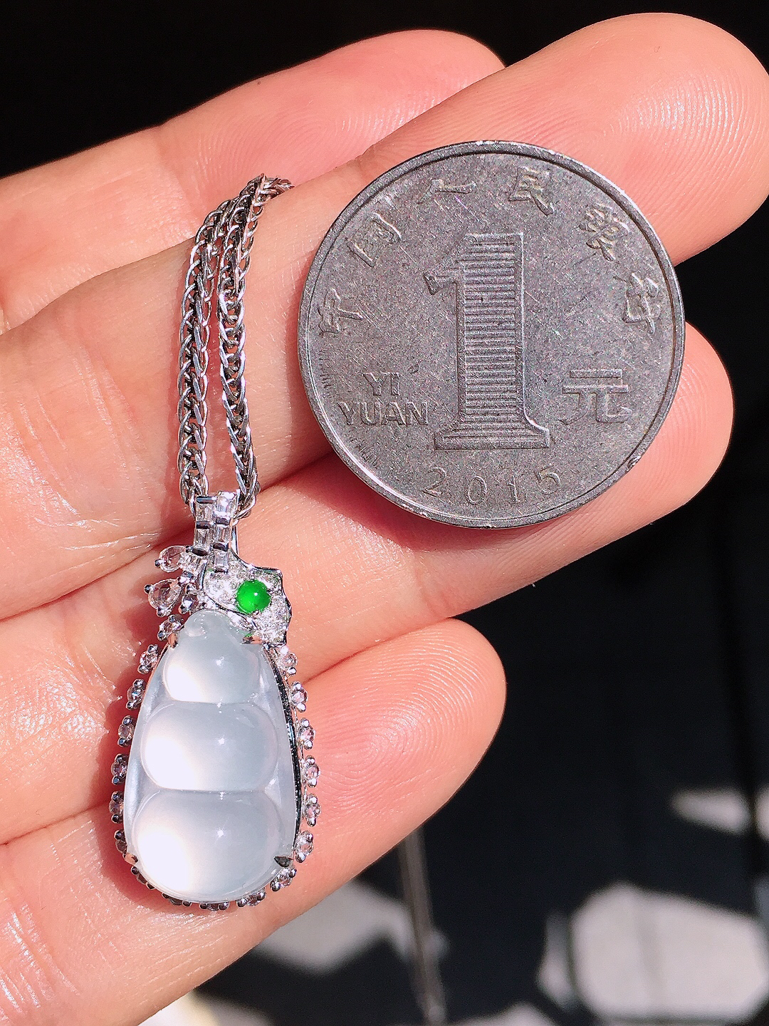 冰种福豆吊坠，玉质细腻，荧光感超
强，饱满圆润，尽显优雅气质，18k
金豪华镶嵌