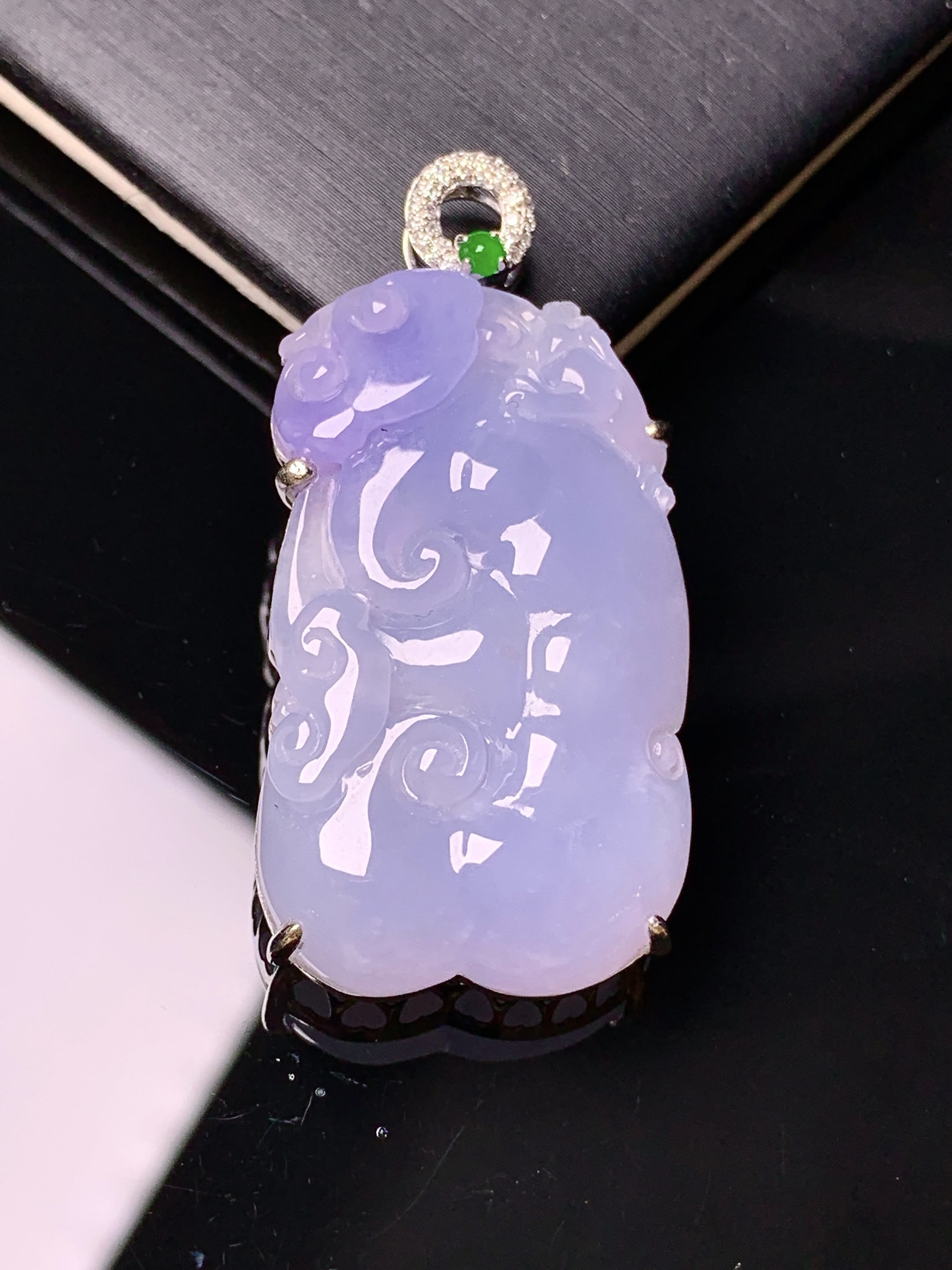 18k金钻镶嵌紫罗兰如意吊坠 玉质细腻 色泽艳丽清新 水润亮眼 整体尺寸41.3*19.8*7.3b1