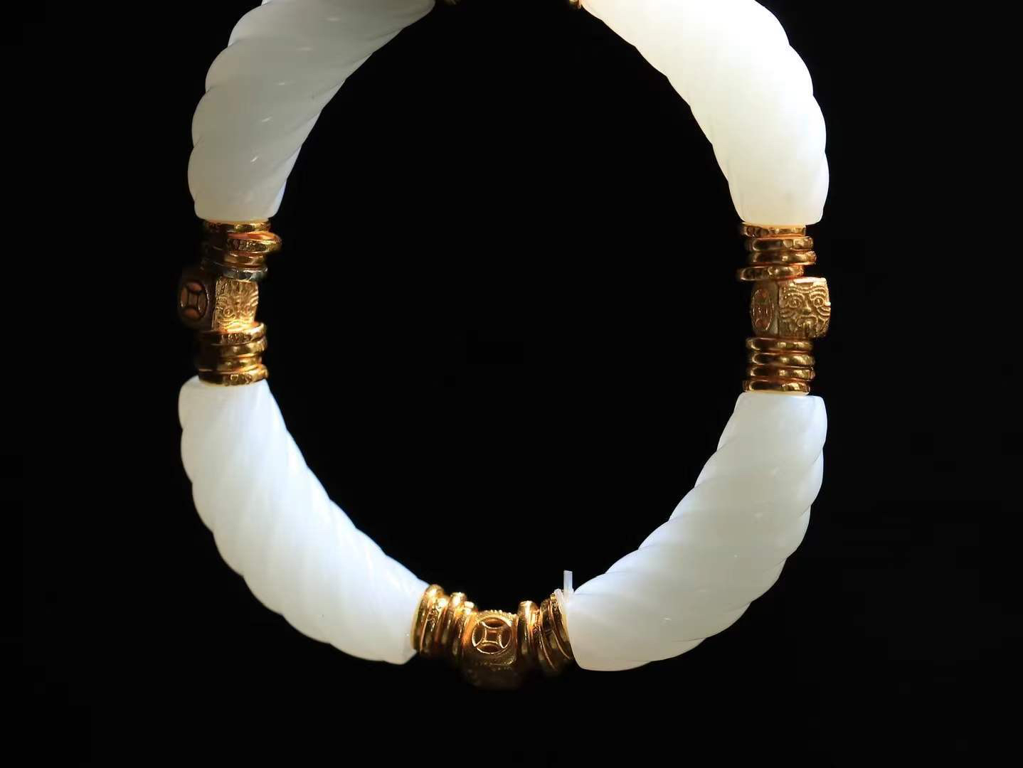 【925银.绞丝纹.手串】

精品和田玉白玉绞丝纹手串，手串以温润白玉雕琢绞丝纹理，如丝绦缠绕，寓意情意绵长、福寿永续；搭配古法金饰，铜钱纹藏财源滚滚之意，吉祥纹纳平安顺遂之福。白玉凝洁，金辉璀璨，既显东方雅致风骨，又藏富贵安康祈愿，是自戴祈福、赠友传情的上佳之选。重27.2克  尺寸取一30-10.2-10.2mm 99301200T