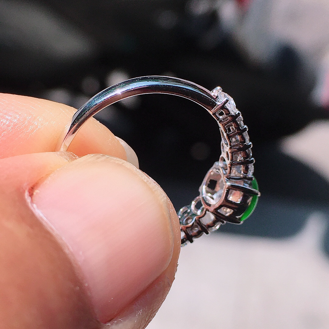 阳绿蛋面戒指，色泽均匀艳丽，玉质细腻，荧光感超
强，饱满圆润，尽显优雅气质，18k
金豪华镶嵌