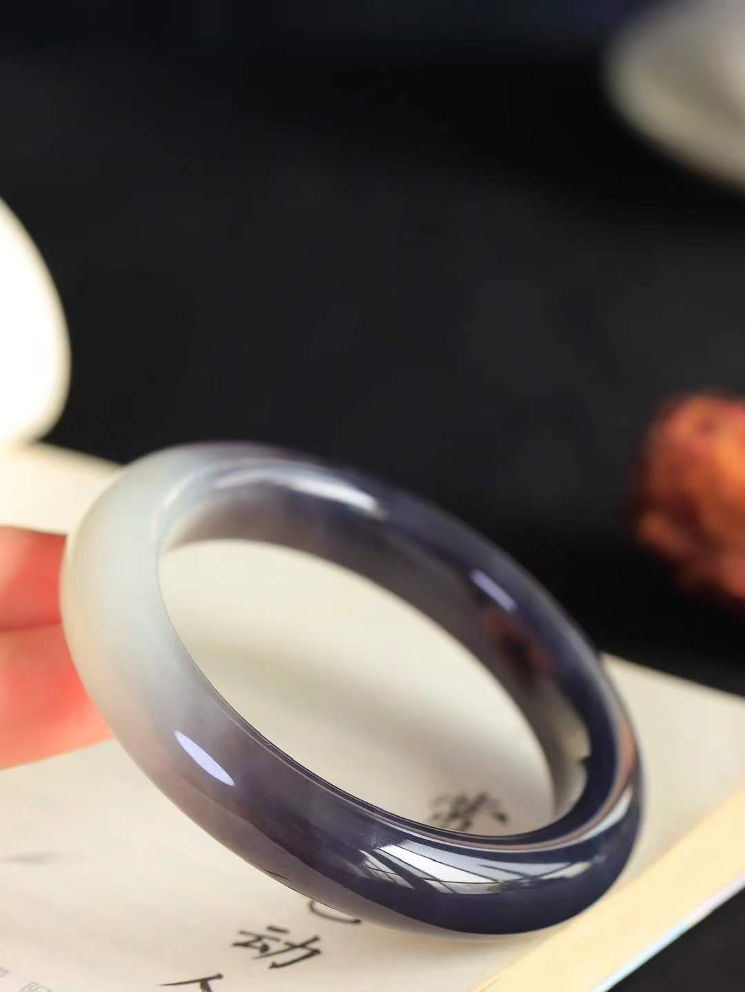 【婉约佳人.镯】

精品和田玉烟紫白玉双色手镯，玉质细腻，触感温润，佩戴它，感受玉石的温度与自然的灵性，让每一天都充满诗意与美好。重70克  尺寸57-12.7-10.5mm  11351233T