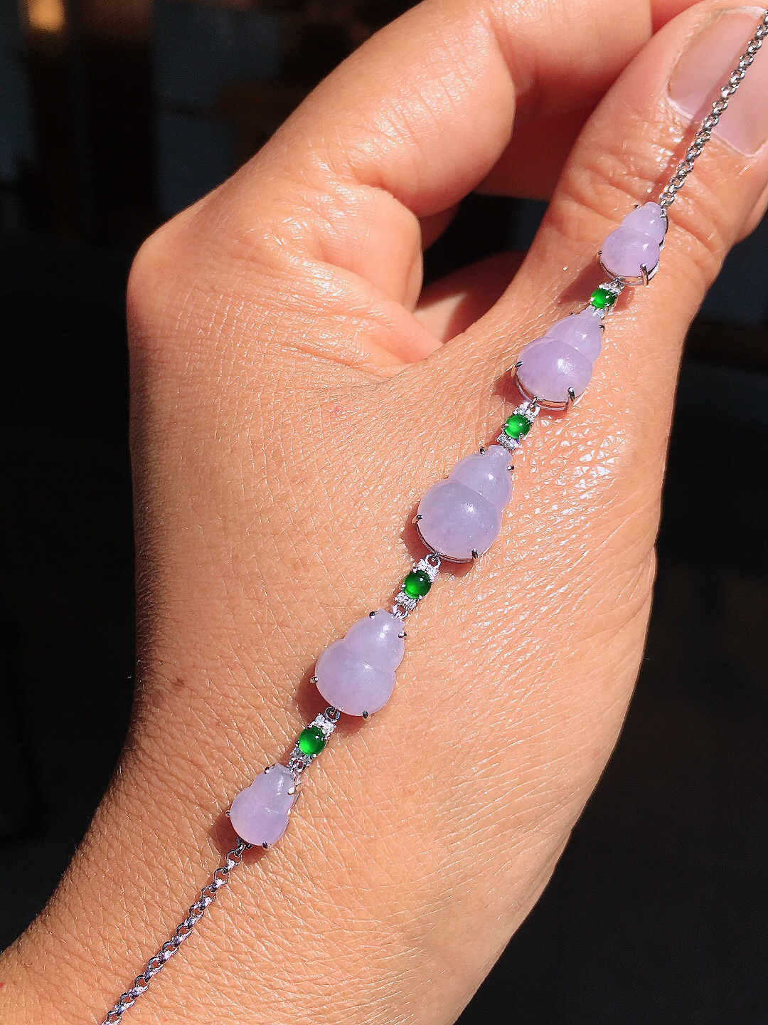 紫罗兰葫芦手链，色泽均匀艳丽，玉质细腻，荧光感超
强，饱满圆润，尽显优雅气质，18k
金豪华镶嵌