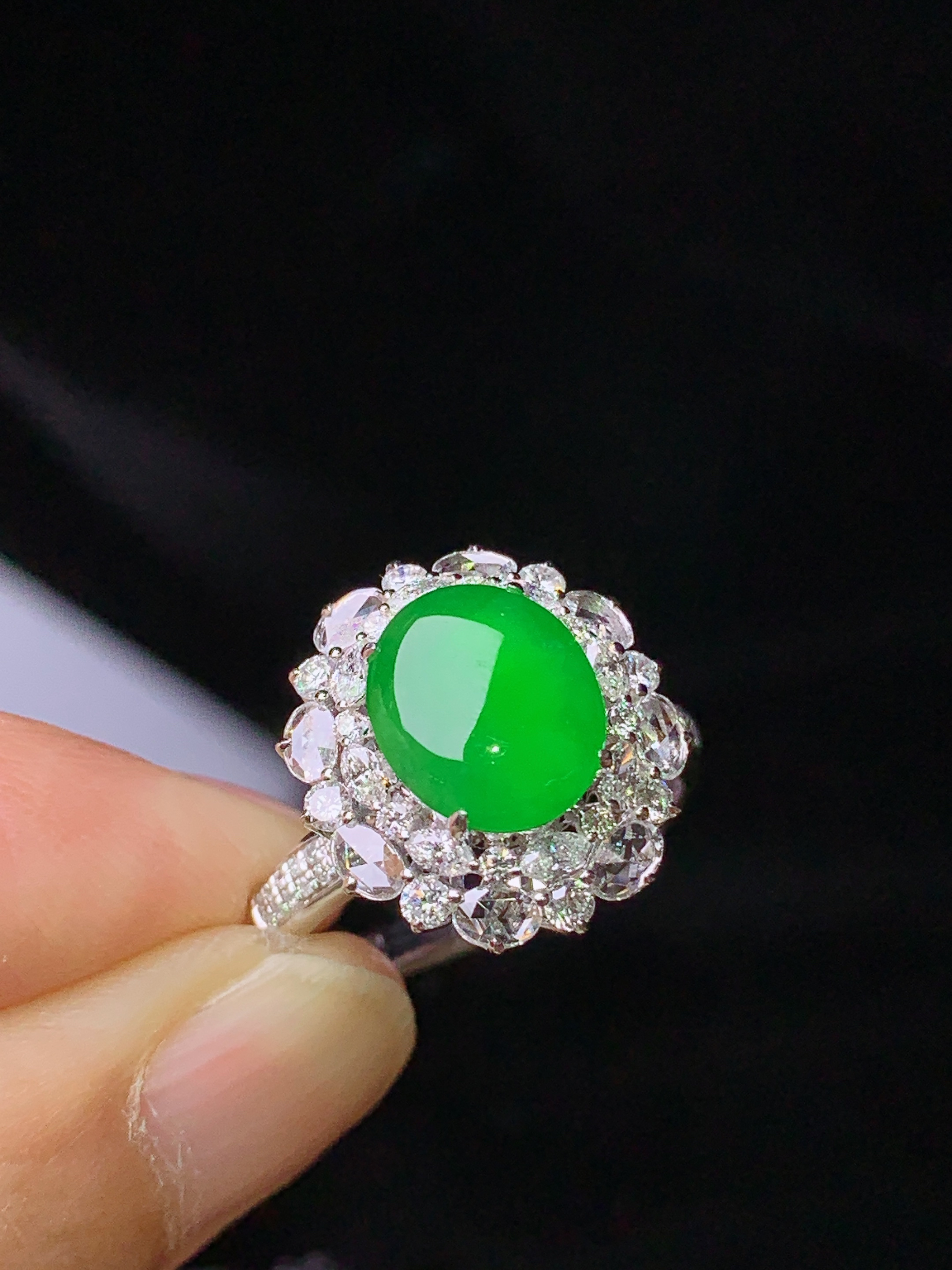 18k金钻镶嵌满绿蛋面戒指 玉质细腻 色泽艳丽清新 水润亮眼 圈口15 整体尺寸15.8*14.8*10m3