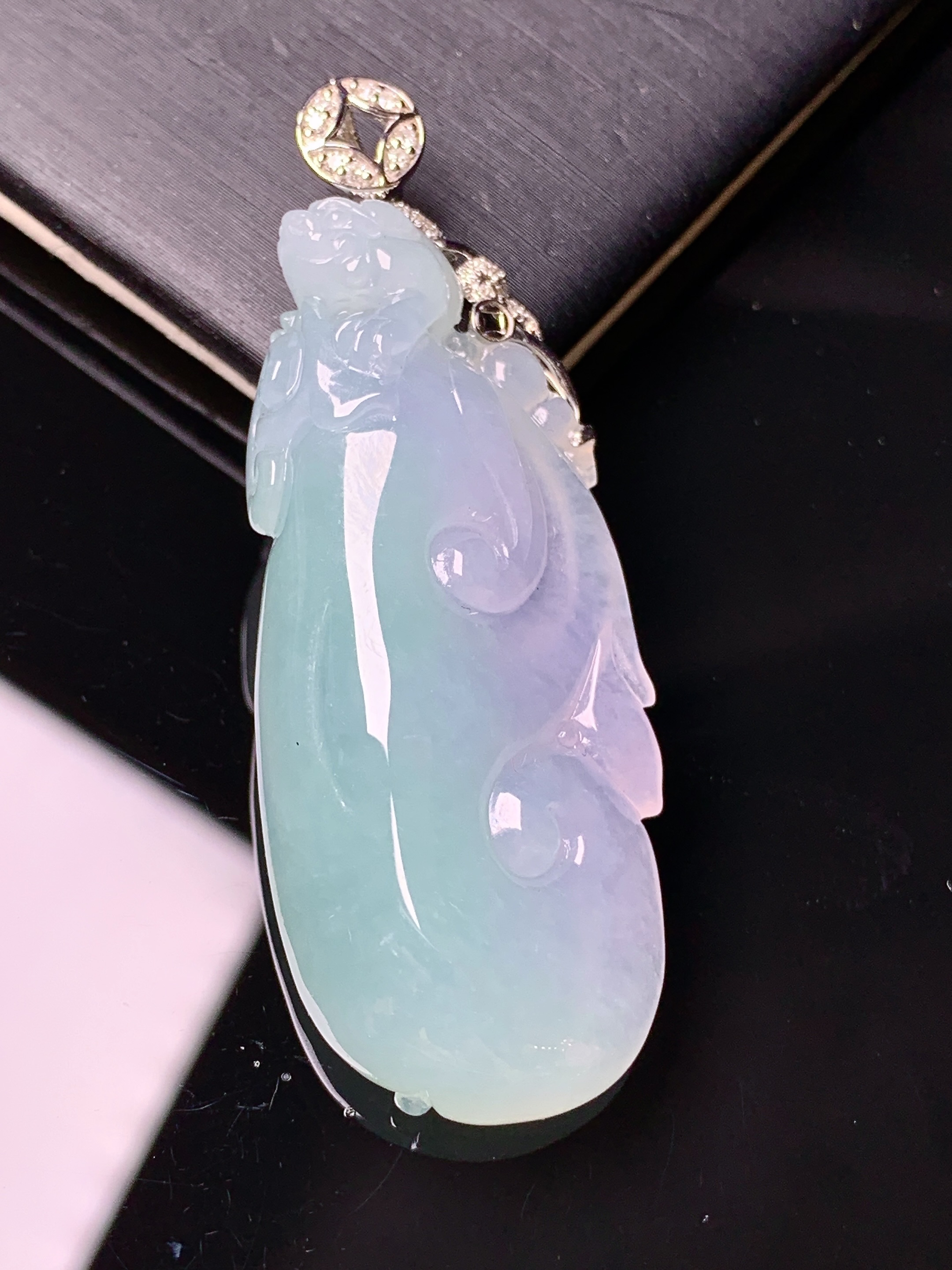 18k金钻镶嵌飘绿如意吊坠 玉质细腻 色泽艳丽清新 水润亮眼 整体尺寸51.5*19.2*9b1