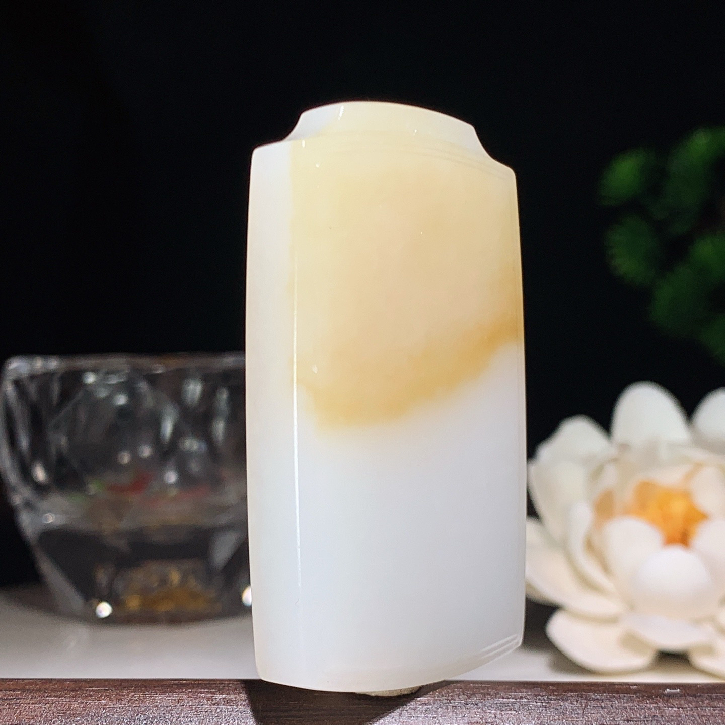 新疆和田玉且末糖平安无事牌挂件。尺寸56/32/9重43.8克。玉质细腻油润。手推出油。佩戴高端典雅