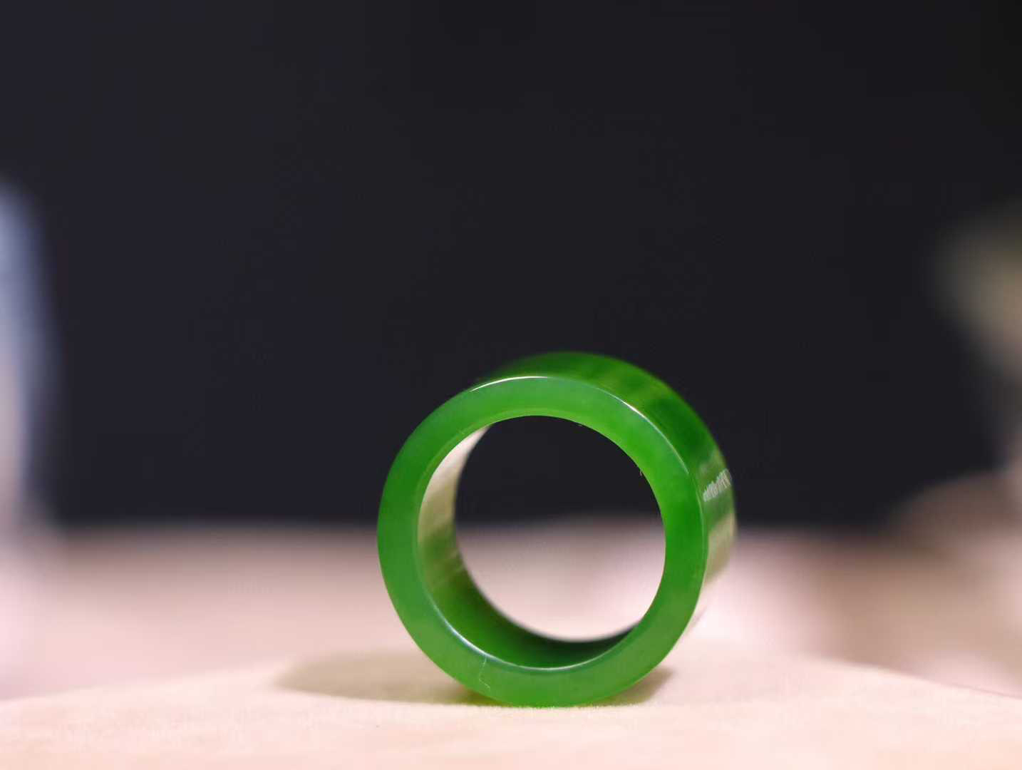 （古韵.扳指）

精品和田玉碧玉扳指 指环 戒圈。七号矿老料 纯正菠菜绿，直切工艺，款式精美，玉质细腻温润，油润感十足， 整器古韵生辉。优雅高贵。运筹帷幄于掌中，决胜于千里之外。

重7.2克   圈口18.2mm 尺寸18.2-12.2-3mm O18822208113