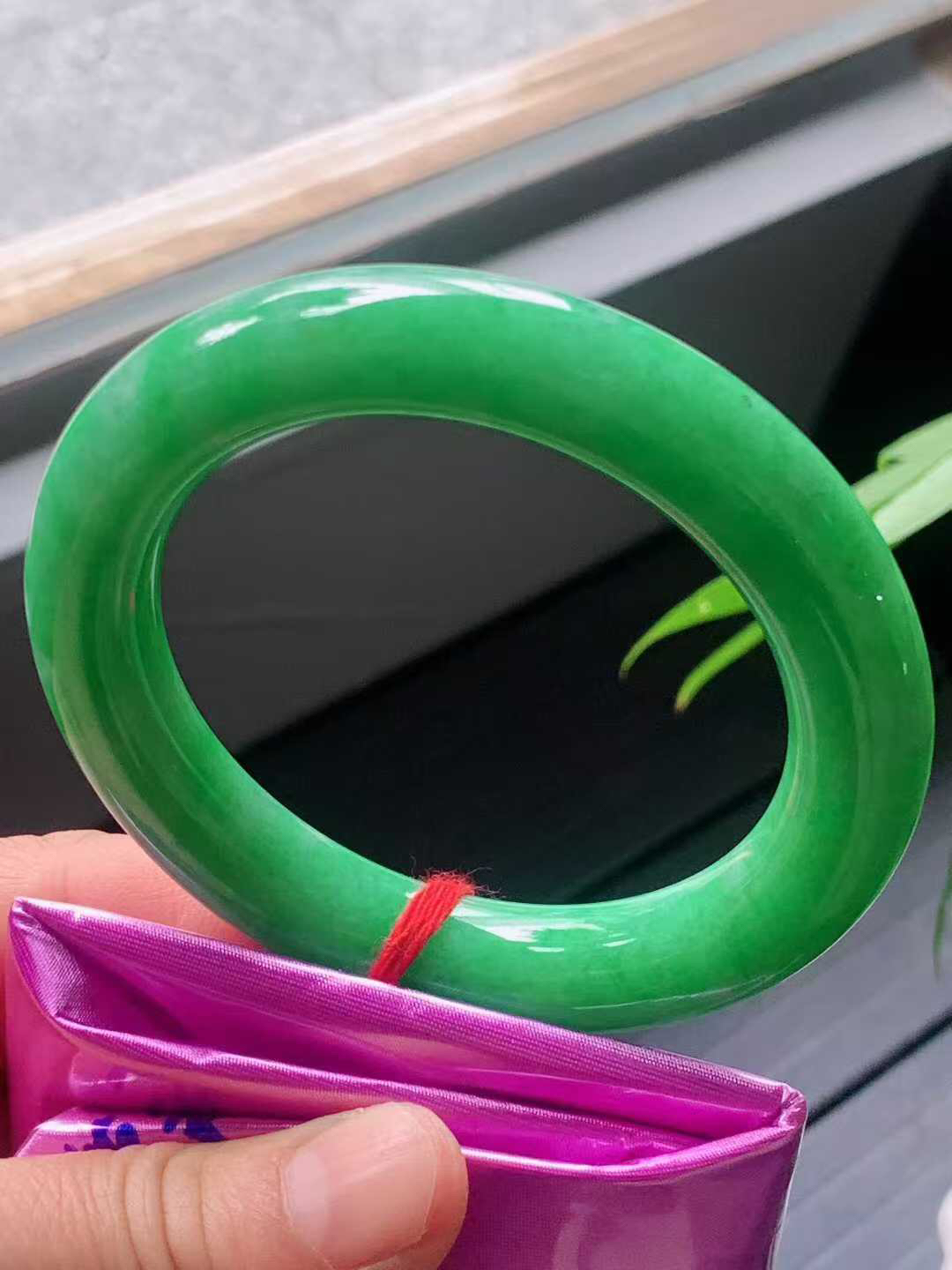 【翡翠名称】老种冰阳绿56.5圈口圆条手镯
【翡翠尺寸】56.5/11.5/11.4mm适合56.5-59正圈口佩戴
【翡翠描述】宝贝种老水足，玉质细腻，色泽靓丽，性价比高，佩戴效果好！
【其它赠送】权威证书/精美挂绳盒子/支持全国复检