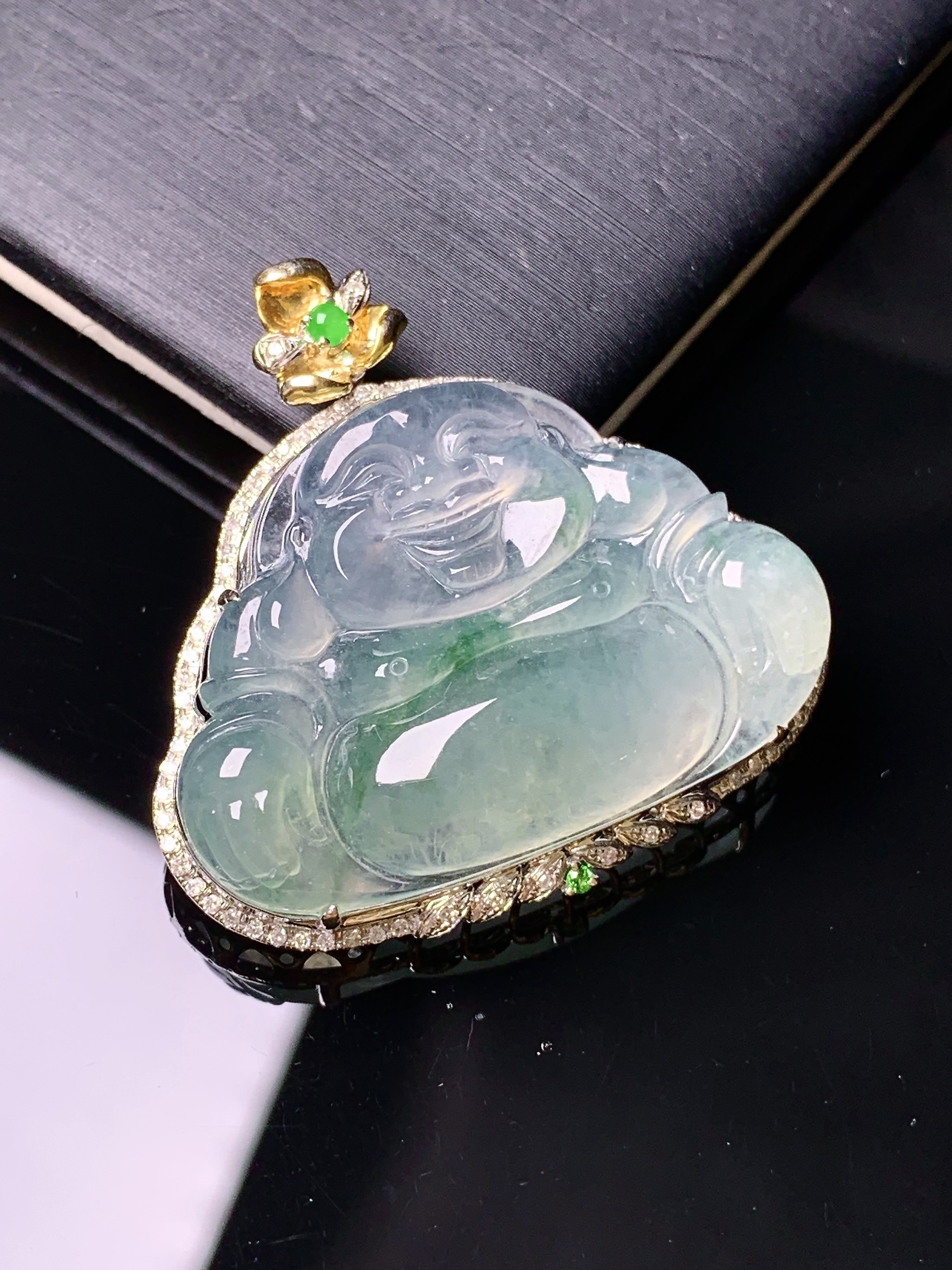 18k金钻镶嵌冰种飘绿佛公吊坠 玉质细腻 色泽艳丽 整体尺寸33*33.8*8.5yz