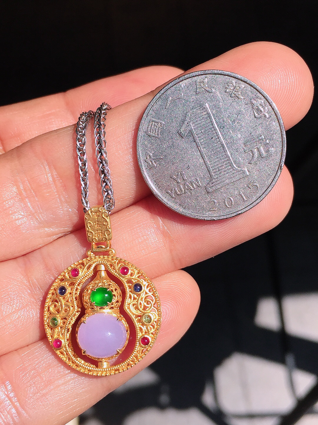 紫罗兰蛋面吊坠，色泽均匀艳丽，玉质细腻，荧光感超
强，饱满圆润，尽显优雅气质，18k
金豪华镶嵌