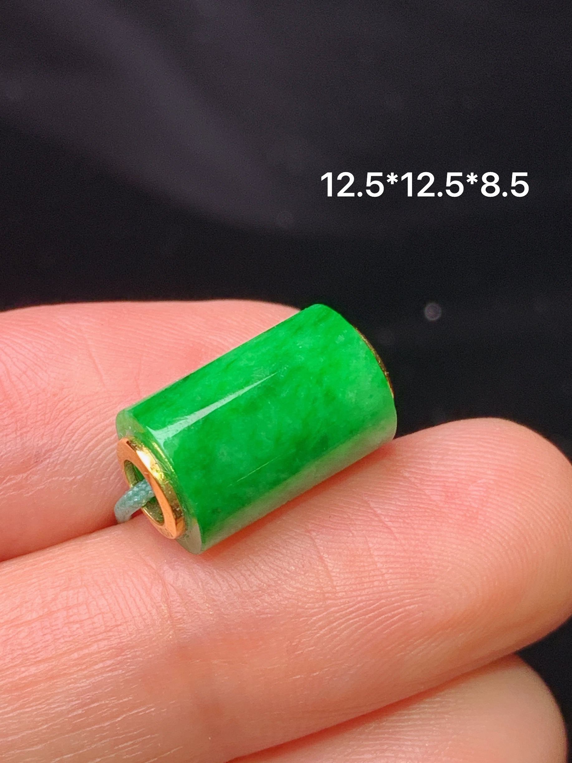 18k金镶嵌翠绿路路通吊坠 玉质细腻 色泽艳丽清新 水润亮眼 整体尺寸12.5*12.5*8.5