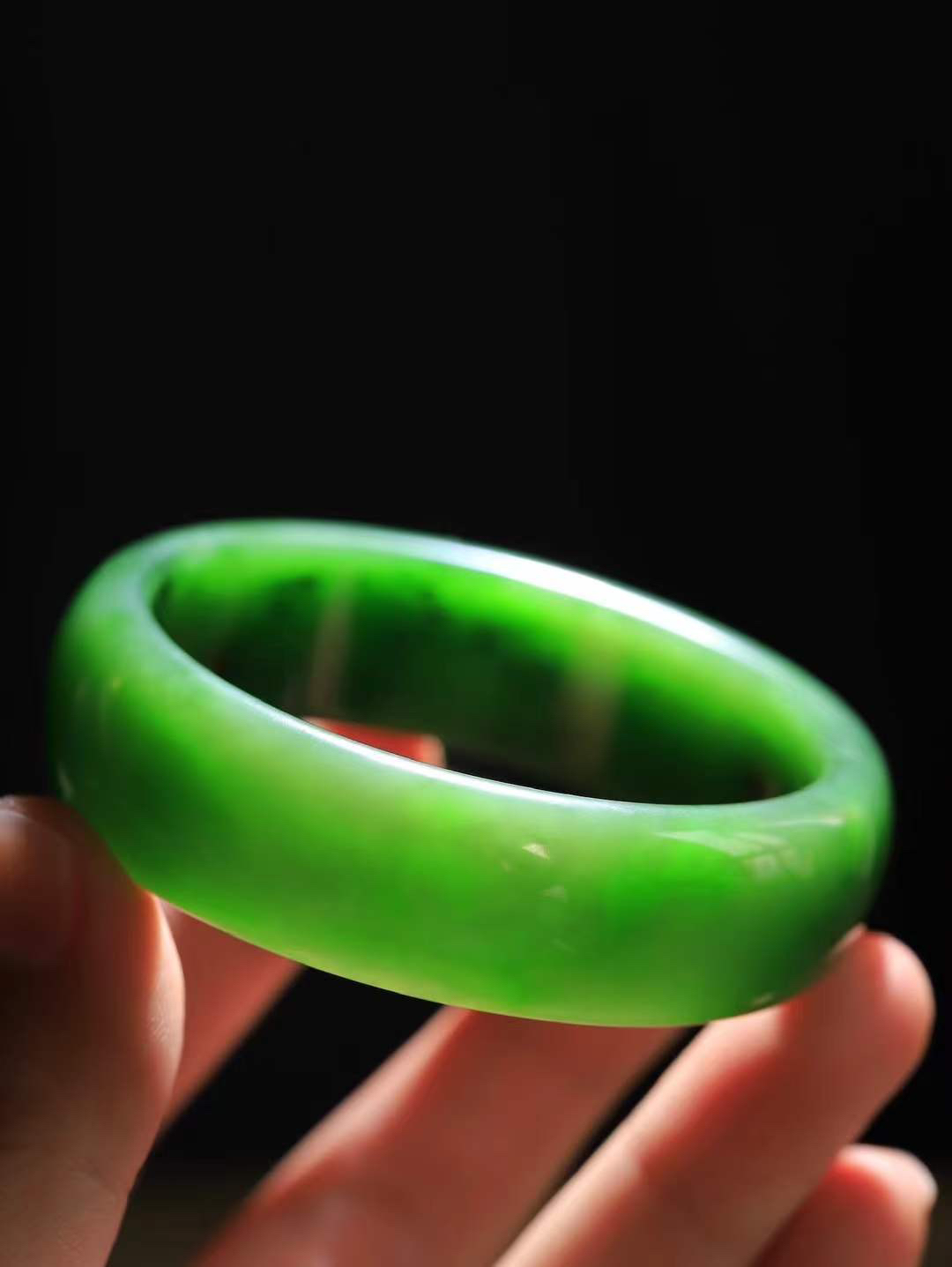 （碧色荡漾.手镯）

精品和田玉碧玉手镯，灼灼其华想像靓妆淡伫 ，腕间绿意跳脱冰壶莹，坐间静对，姑射仙姿潇洒处，艳冶最奇料子，油润滋腻镯型饱满，手感上佳。重78克   内径59.5mm尺寸19-7.6mm  24371213T