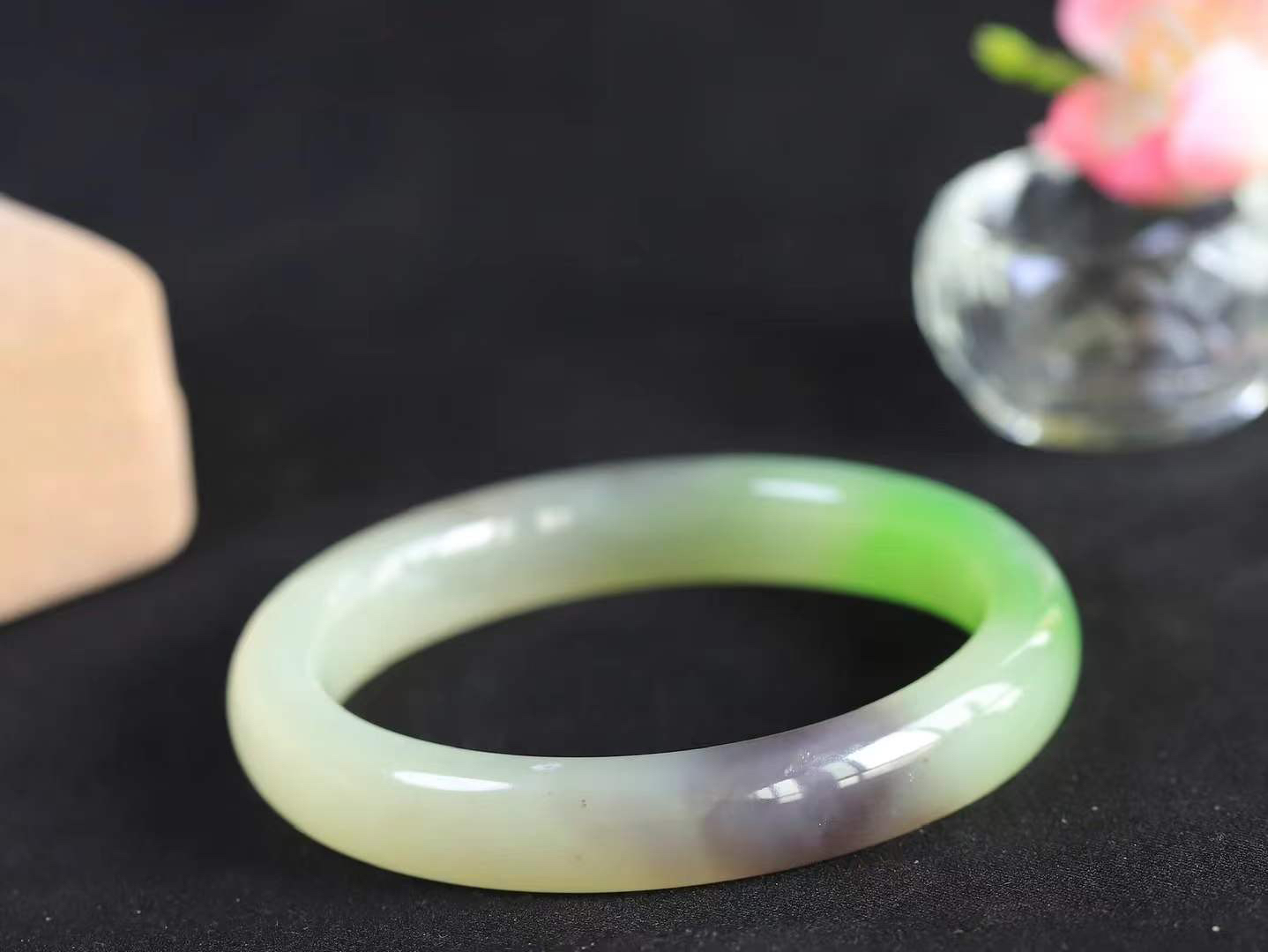 【情有独钟.手镯】

收藏级臻品和田玉三色手镯 玉质温润细腻 油性十足 手感舒适，高华雅逸，线条流畅，简约大气，美自天成，素雅高贵。佩戴于腕间，婉约之美，举手投足间透出那低调奢华。重55.2克 内径60mm 尺寸11.5-8.7mm   FDT-79351295