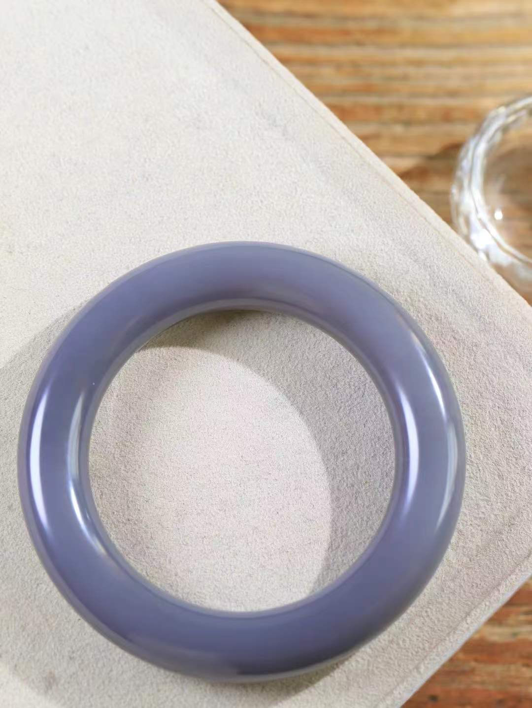 【情有独钟.手镯】

精品和田玉烟紫圆条手镯 玉质温润细腻 油性十足 手感舒适，高华雅逸，线条流畅，简约大气，美自天成，素雅高贵。佩戴于腕间，婉约之美，举手投足间透出那低调奢华。重68.4克 内径51mm 尺寸12-12mm   FDT-79371295