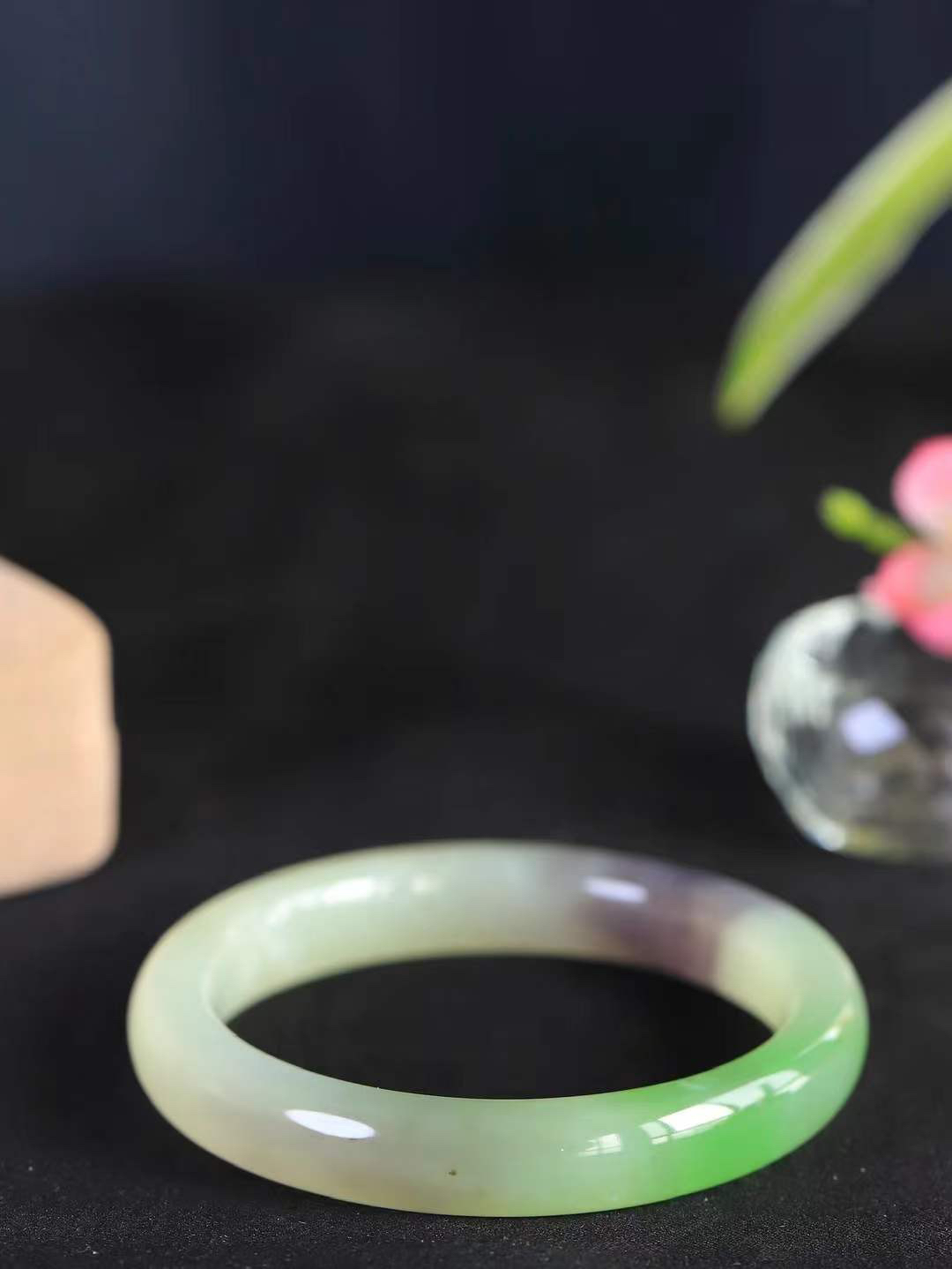 【情有独钟.手镯】

收藏级臻品和田玉三色手镯 玉质温润细腻 油性十足 手感舒适，高华雅逸，线条流