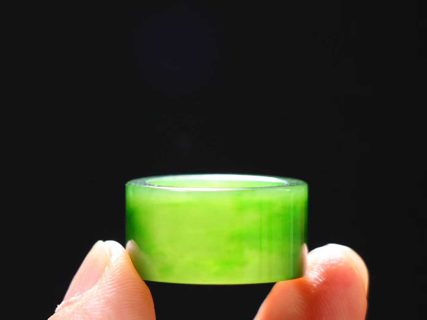 （古韵.扳指）

精品和田玉碧玉扳指 指环 戒圈。七号矿老料 纯正菠菜绿，直切工艺，款式精美，玉质细腻温润，油润感十足， 整器古韵生辉。优雅高贵。运筹帷幄于掌中，决胜于千里之外。

重7.2克   圈口18.2mm 尺寸18.2-12.2-3mm O18822208113