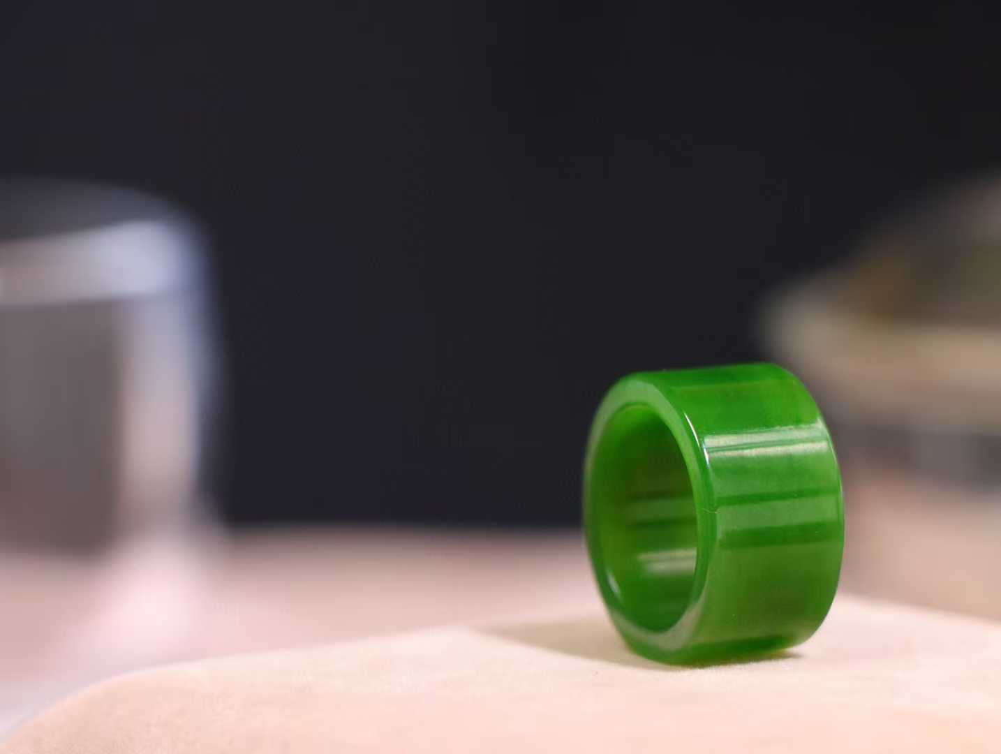 （古韵.扳指）

精品和田玉碧玉扳指 指环 戒圈。七号矿老料 纯正菠菜绿，直切工艺，款式精美，玉质细腻温润，油润感十足， 整器古韵生辉。优雅高贵。运筹帷幄于掌中，决胜于千里之外。

重7.2克   圈口18.2mm 尺寸18.2-12.2-3mm O18822208113