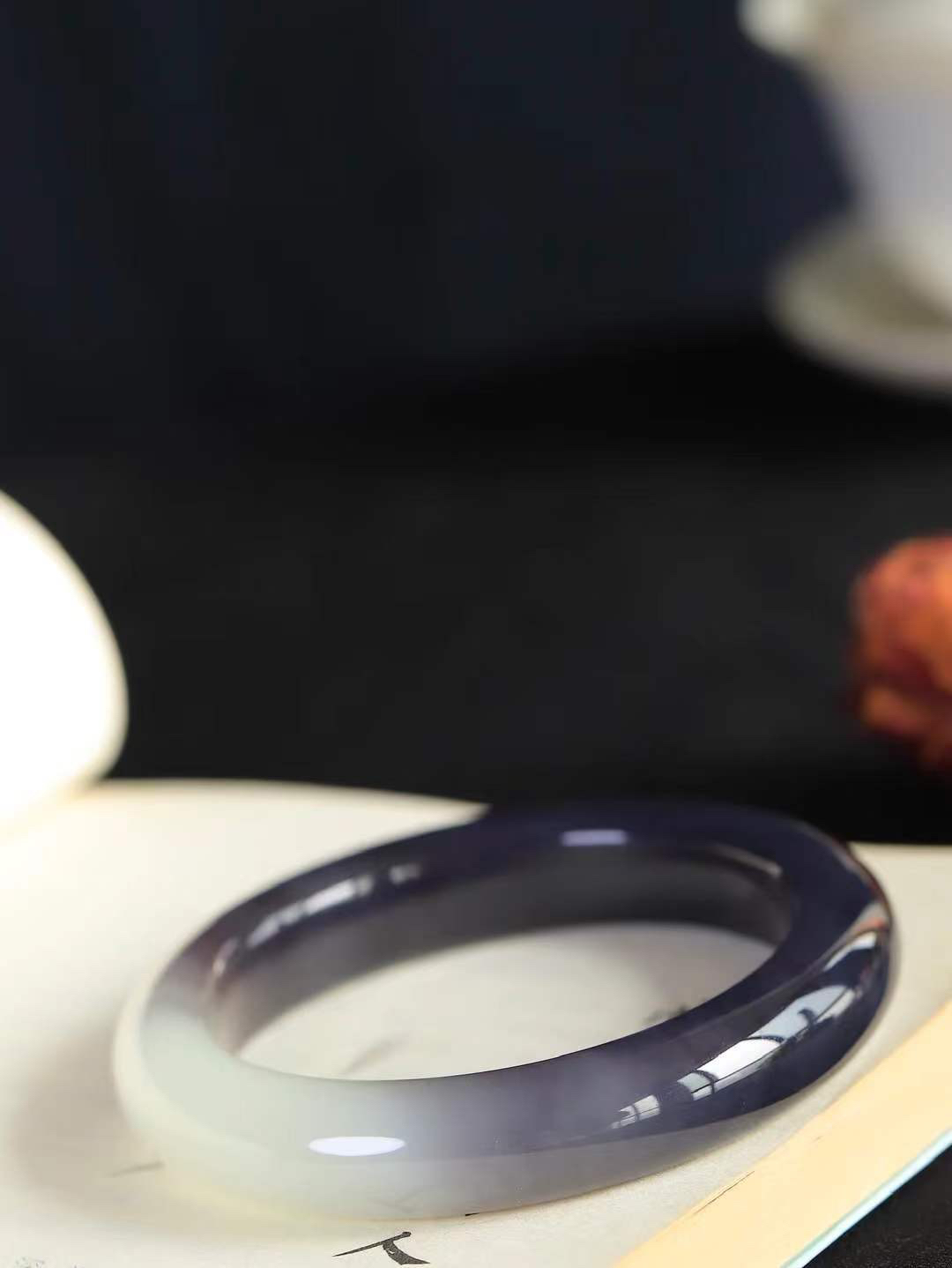 【婉约佳人.镯】

精品和田玉烟紫白玉双色手镯，玉质细腻，触感温润，佩戴它，感受玉石的温度与自然的灵性，让每一天都充满诗意与美好。重70克  尺寸57-12.7-10.5mm  11351233T